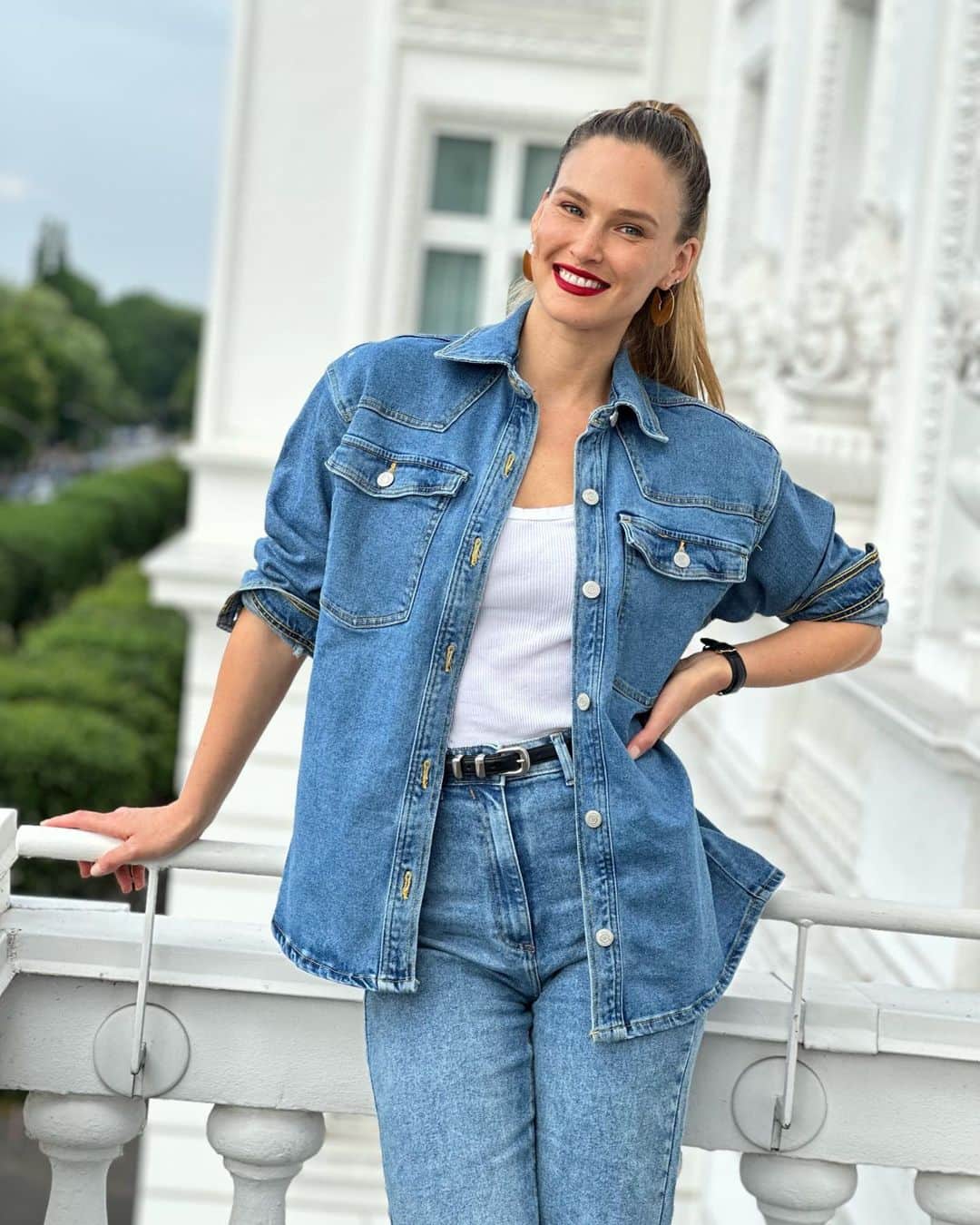 のインスタグラム：「Thank you so much @ernstingsfamily for the wonderful hospitality! Your show was so much fun! You made me feel at home 🤍 and although I was sick, you treated me like family 💘 love you !」