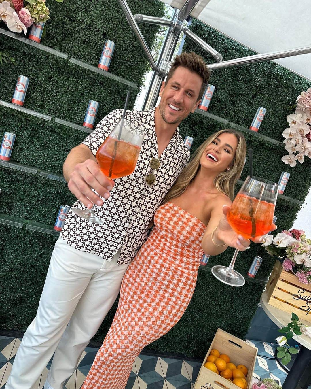 ジョーダン・ロジャースさんのインスタグラム写真 - (ジョーダン・ロジャースInstagram)「Spritzin’ with my ❤️  So proud of all the hard work @joelle_fletcher has put into creating @saintspritz. The first launch event was a huge success, thanks to all of you that showed up to spritz 💃🏼😎 Many more to come!」6月22日 1時59分 - jrodgers11