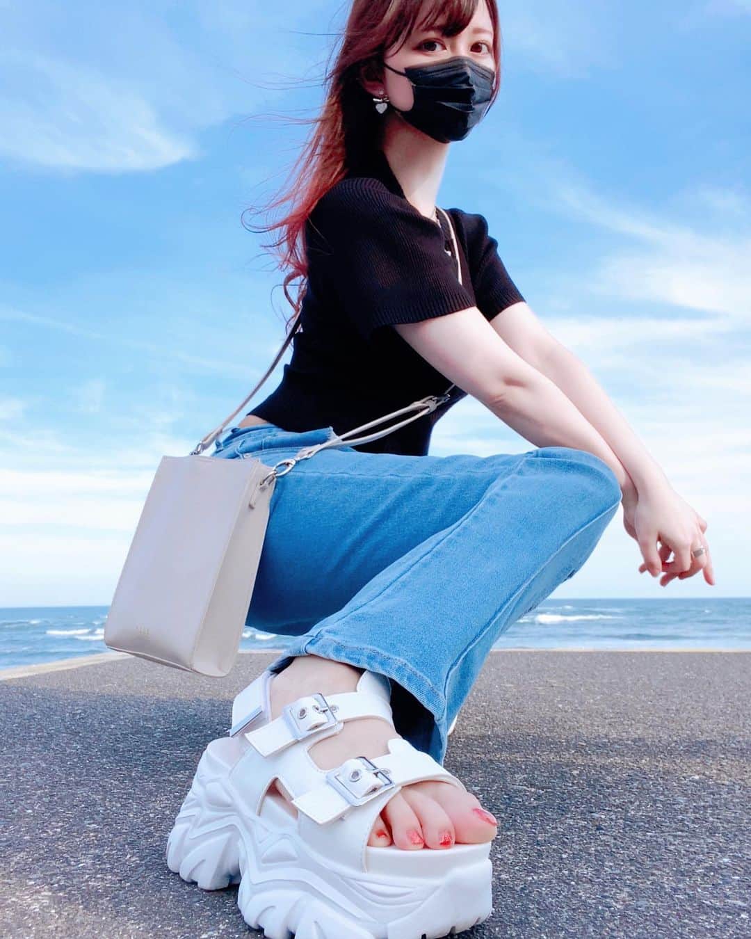 碧海ミキさんのインスタグラム写真 - (碧海ミキInstagram)「🦋💤 　 風強くて髪終わってる🌪️」6月22日 1時57分 - aomimiki
