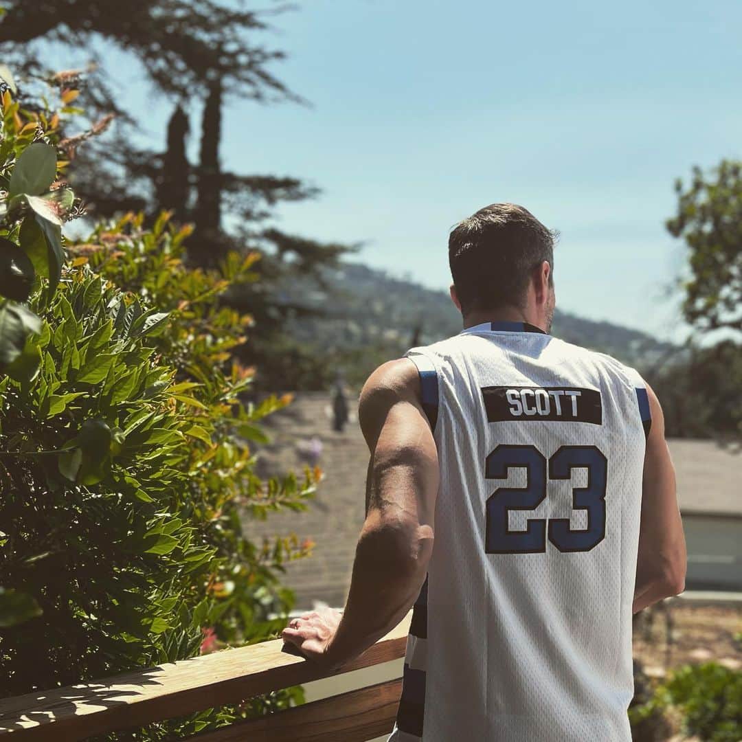 ジェームズ・ラファティのインスタグラム：「#OTH fans! @represent and I are back with limited edition home jerseys. Follow the link in bio to get yours signed or unsigned!   Once again, a portion of proceeds will go to support @t1international and the effort to make insulin more affordable and accessible for those who need it most.   Thanks to all who purchased and supported the first time around. You truly made a difference.   Now let’s welcome some new teammates and run it back 🙏🏀🦅(there’s STILL no raven emoji so just pretend that’s not an eagle)」