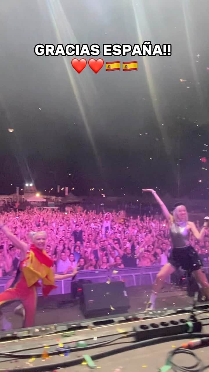 NERVOのインスタグラム：「Still buzz-buzz-buzzing from this past weekend 🐝⚡️⚡️ played at 3️⃣ Spanish festivals in 3️⃣ days (#NosleepNERVOs but make it wortthhh 🥴) - huge shoutout to @osondocamino @omg.laliga @animalsound for making us proud‼️🤯🤯 this is just the beginning of our summer tour so stay tuned for MOREEE 🔥🔥🔥   Todavía alucinando con lo del fin de semana pasado 🐝⚡️⚡️ Pinchamos en 3️⃣ festivales españoles en 3️⃣ días (#NosleepNERVOs pero mereció la pena 🥴) - enorme agradecimiento a @osondocamino @omg.laliga @animalsound por hacernos sentir orgullosas‼️🤯🤯 esto es solo el principio de nuestro tour veraniego así que estad muy atentos para MÁÁÁS🔥🔥🔥🔥  #NERVOontour #tourlife #summerfest #festivalseason #spain #españa」