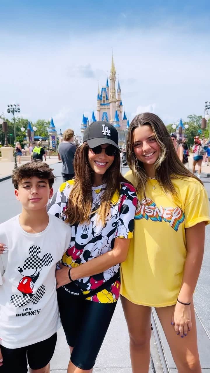 のインスタグラム：「Donde los sueños se hacen realidad ✨ En el lugar más feliz de la tierra, Disney! Compartiendo con mis hijos la magia de creer... Simplemente inolvidable! GRACIASSSS @disneyworld.latino #allthedisneythrills」
