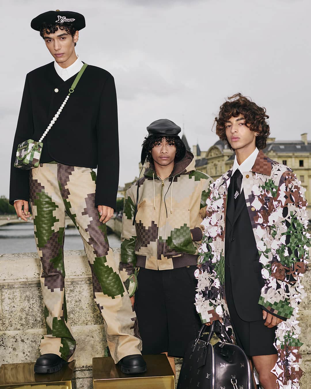 ルイ・ヴィトンさんのインスタグラム写真 - (ルイ・ヴィトンInstagram)「Men's Spring-Summer 2024 Show. Imbued with a tangible incandescence, the silhouettes from Pharrell Williams' debut collection evoke a sense of community in their cohesivity – fusing traditional and refreshed motifs. Watch the full show via link in bio.  #LVMenSS24 #LouisVuitton #PharrellWilliams」6月22日 2時06分 - louisvuitton