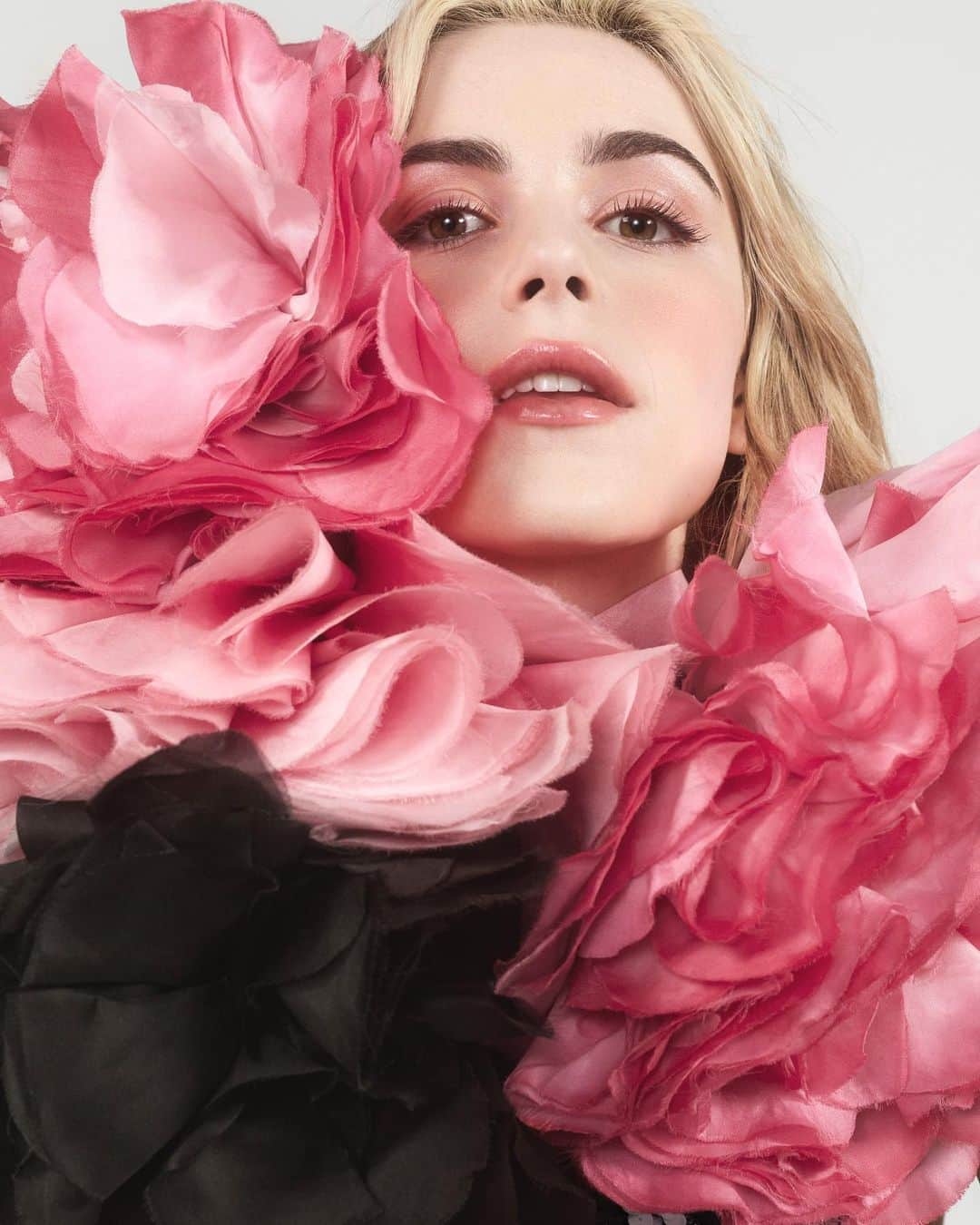 キーナン・シプカのインスタグラム：「flower girl for @ninaricci 🍎   #NinaLeParfum​ #NinaTheOriginalFragrance​」