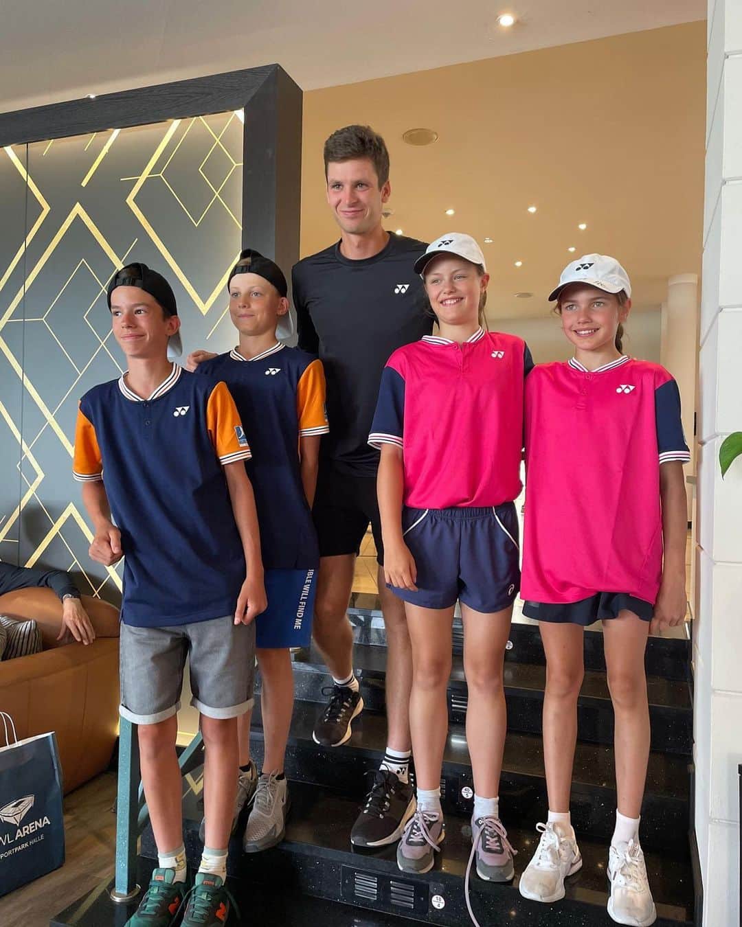 のインスタグラム：「Super było spędzić trochę czasu w Halle z finalistkami i finalistami rozgrywanego na początku czerwca we Wrocławiu Hubi Cup 😊 Cieszę się, że dzieci miały okazję zobaczyć na żywo turniej ATP i mam nadzieję, że wyjazd okazał się świetną przygodą! - It was great to spend some time in Halle with the four finalists of Hubi Cup - a U12 tournament that took place in Wrocław at the beginning of June 😊 I’m glad the kids got to experience an ATP event live and I hope the trip to Halle was lots of fun!」
