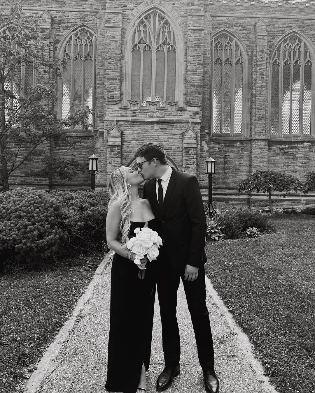 トーリ・ウェブスターのインスタグラム：「year 8 — we’ve still got it 🖤 @adammadrzyk」