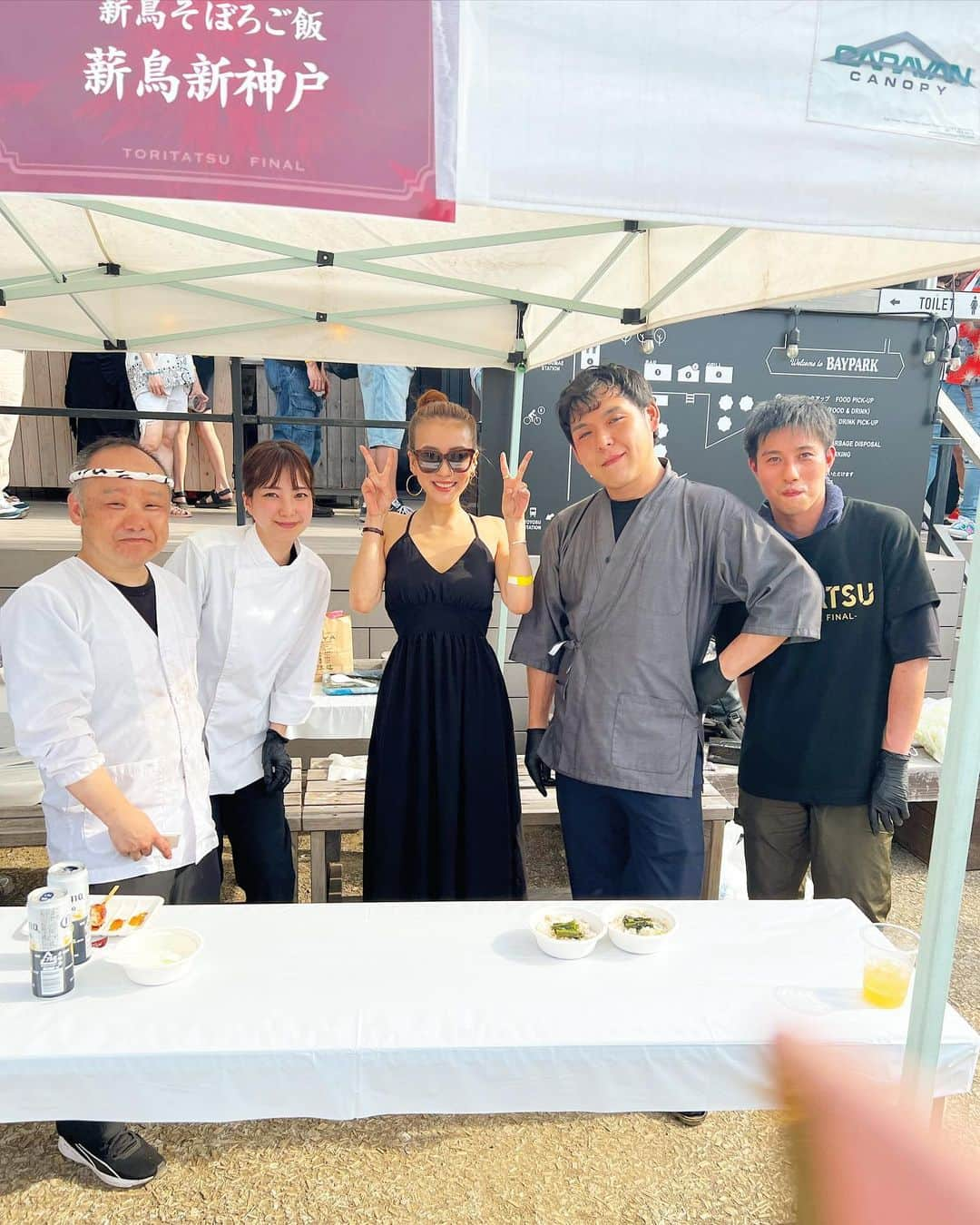 あびる優さんのインスタグラム写真 - (あびる優Instagram)「焼鳥達人の会🐣✨ お天気に恵まれて良かった☀️  私の1番の目的は @makotosuetomi  @hikihiki07  率いる薪鳥新神戸さんの応援‼🤭️ ですが、行ってみたら 久しぶりにたくさんのお友達に会えて嬉しかったです👯‍♀️  楽しい時間はあっという間😮‍💨🥺  リールにもあげたけどフィードにも載せとくね。  1枚目の写真のインパクト😂👍 もう20年近い仲なのです🥰  @makotosuetomi  @hikihiki07  @takapon_jp  @dalmatto   #friends#festival#happy#sunnyday#焼鳥達人の会#フェス#お祭り#仲間#友人#お友達#楽しかった#😎#☀️#🍺#🍻#🍷#😊」6月22日 2時21分 - yuabiru74