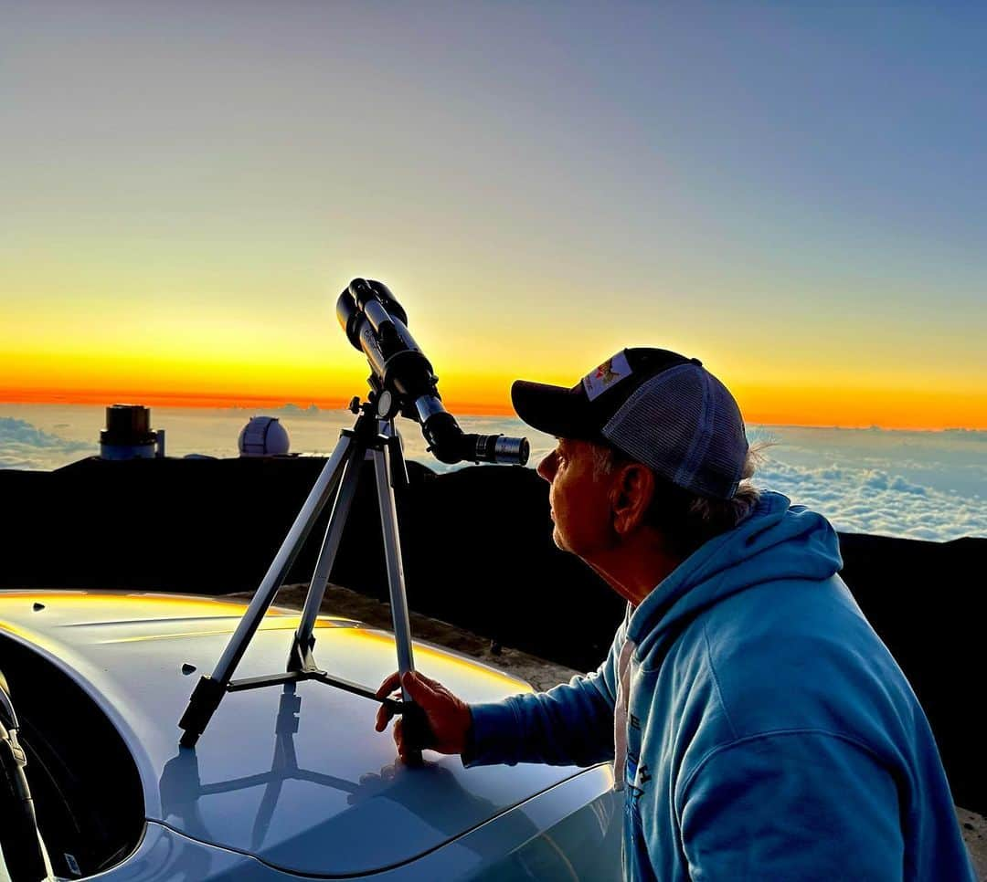 タック・ワトキンスさんのインスタグラム写真 - (タック・ワトキンスInstagram)「Helicoptered over a live volcano and then watched the sun set and moon rise above the clouds from the highest point in the Pacific Ocean. No big deal. Go back to whatever you were doing. 👍」6月22日 2時28分 - tucwatkins