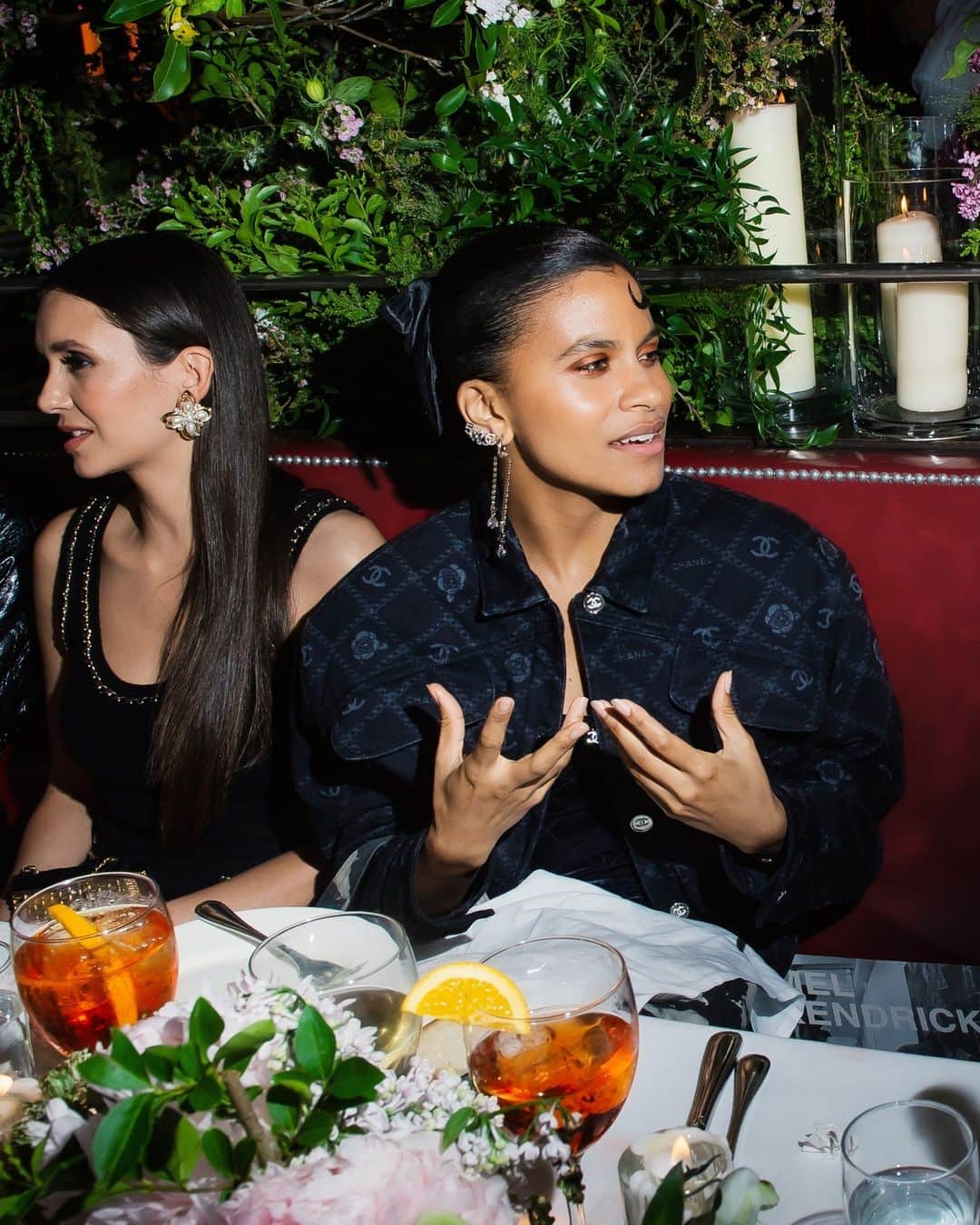 New York Times Fashionさんのインスタグラム写真 - (New York Times FashionInstagram)「At parties last week for the Apollo Theater and the Tribeca Film Festival, luminaries of music and film dressed up in ruffles, sequins and tulle.  On Spring Street in SoHo, Chanel hosted the 16th annual Tribeca Festival Artists dinner at Balthazar, honoring women artists who contributed original artwork to the festival’s filmmakers. The crowd included Greta Lee, Tracee Ellis Ross, Renee Cox and Lizzy Caplan. Guests dined on steak frites while flipping through art books, which were placed at each seat.  The actress Zazie Beetz chatted with other guests on a red bench at Balthazar. “I’m feeling Halloween meets 1920s,” she said. “But most of all, I feel very chic.”  In Harlem, the Apollo hosted its annual Spring Benefit, where musicians and philanthropists celebrated the theater’s 90th year and raised more than $2.2 million for the theater. Spike Lee, wearing a maroon Morehouse College jacket, presented an award to Kareem Abdul-Jabbar later in the evening. Raymond P. Lewis opted for ruffles, and Stacey Brooklyn and Susan Shaw flaunted statement accessories.  Tap the link in our bio to see more of the most-dressed guests at both events. Photos by @dina_litovsky and @dollyfaibyshev」6月22日 2時56分 - nytstyle