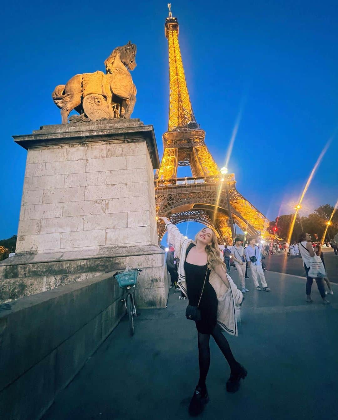 マケナ・グレースのインスタグラム：「Summer Highlights Part 1❤️London, Germany and Paris」