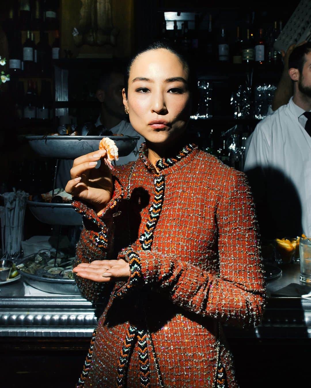 New York Times Fashionのインスタグラム：「At parties last week for the Apollo Theater and the Tribeca Film Festival, luminaries of music and film dressed up in ruffles, sequins and tulle.  On Spring Street in SoHo, Chanel hosted the 16th annual Tribeca Festival Artists dinner at Balthazar, honoring women artists who contributed original artwork to the festival’s filmmakers. The crowd included Greta Lee, Tracee Ellis Ross, Renee Cox and Lizzy Caplan. Guests dined on steak frites while flipping through art books, which were placed at each seat.  The actress Zazie Beetz chatted with other guests on a red bench at Balthazar. “I’m feeling Halloween meets 1920s,” she said. “But most of all, I feel very chic.”  In Harlem, the Apollo hosted its annual Spring Benefit, where musicians and philanthropists celebrated the theater’s 90th year and raised more than $2.2 million for the theater. Spike Lee, wearing a maroon Morehouse College jacket, presented an award to Kareem Abdul-Jabbar later in the evening. Raymond P. Lewis opted for ruffles, and Stacey Brooklyn and Susan Shaw flaunted statement accessories.  Tap the link in our bio to see more of the most-dressed guests at both events. Photos by @dina_litovsky and @dollyfaibyshev」