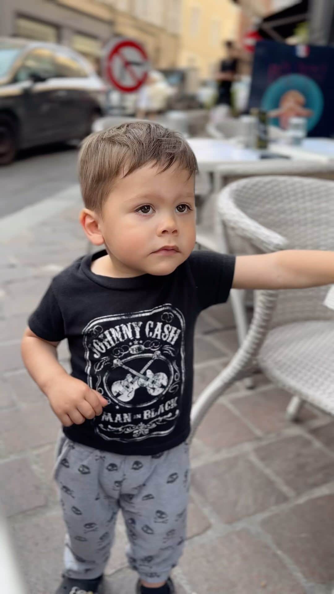 ブラント・ドーハティのインスタグラム：「Wilder is loving France 😂」