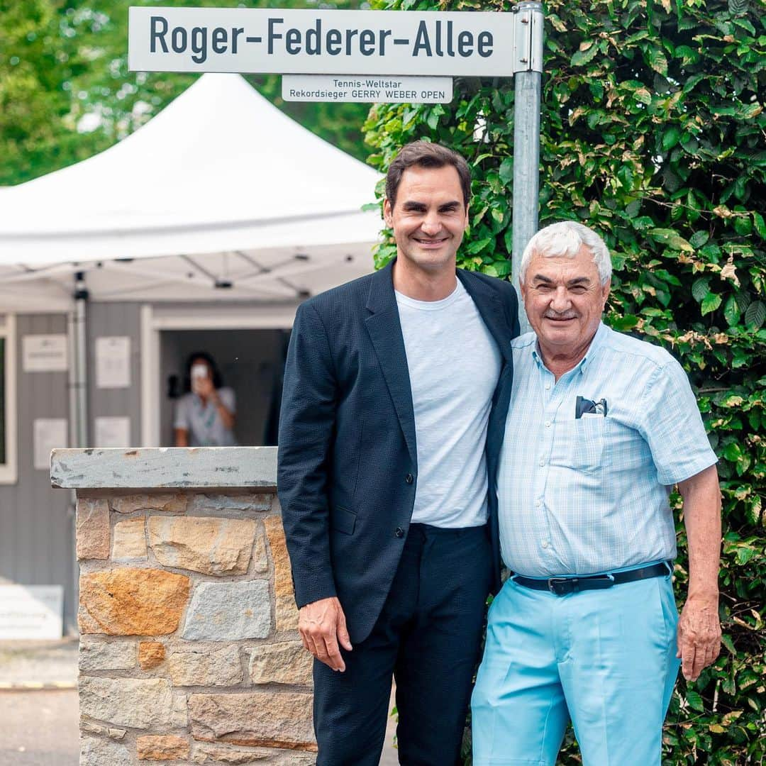 ロジャー・フェデラーさんのインスタグラム写真 - (ロジャー・フェデラーInstagram)「Father/son trip to Halle🤜🏼🤛🏼 Great to be back for the 30th anniversary of the tournament @atphalle_official 🕺🍀」6月22日 3時17分 - rogerfederer