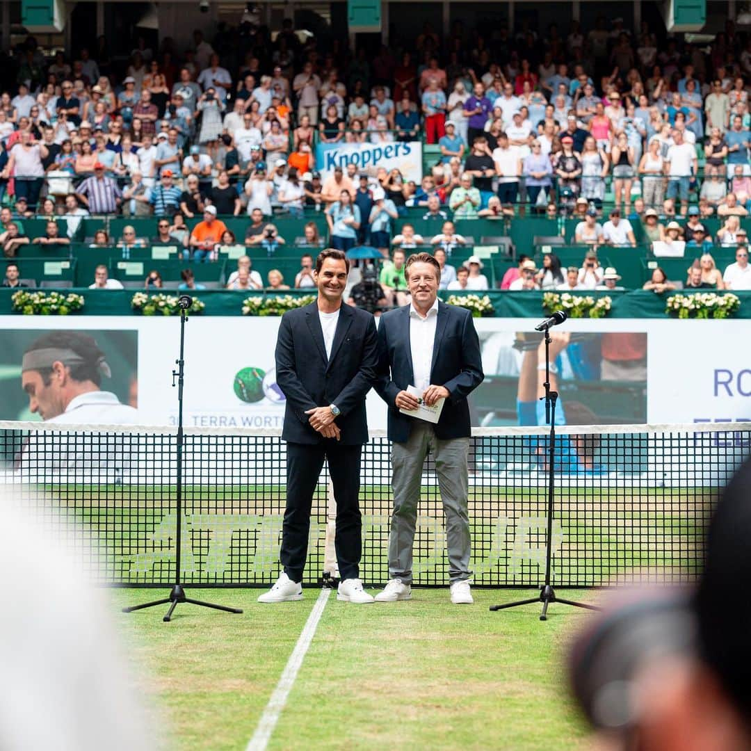 ロジャー・フェデラーさんのインスタグラム写真 - (ロジャー・フェデラーInstagram)「Father/son trip to Halle🤜🏼🤛🏼 Great to be back for the 30th anniversary of the tournament @atphalle_official 🕺🍀」6月22日 3時17分 - rogerfederer