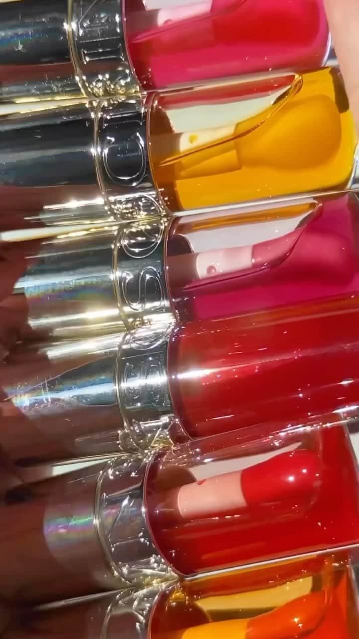 のインスタグラム：「A sheer hint of color, mirror like shine, and hydration all in one swipe 💋 Add to your @sephora cart today!   #clarinslipoil #lipoil #lipoils」