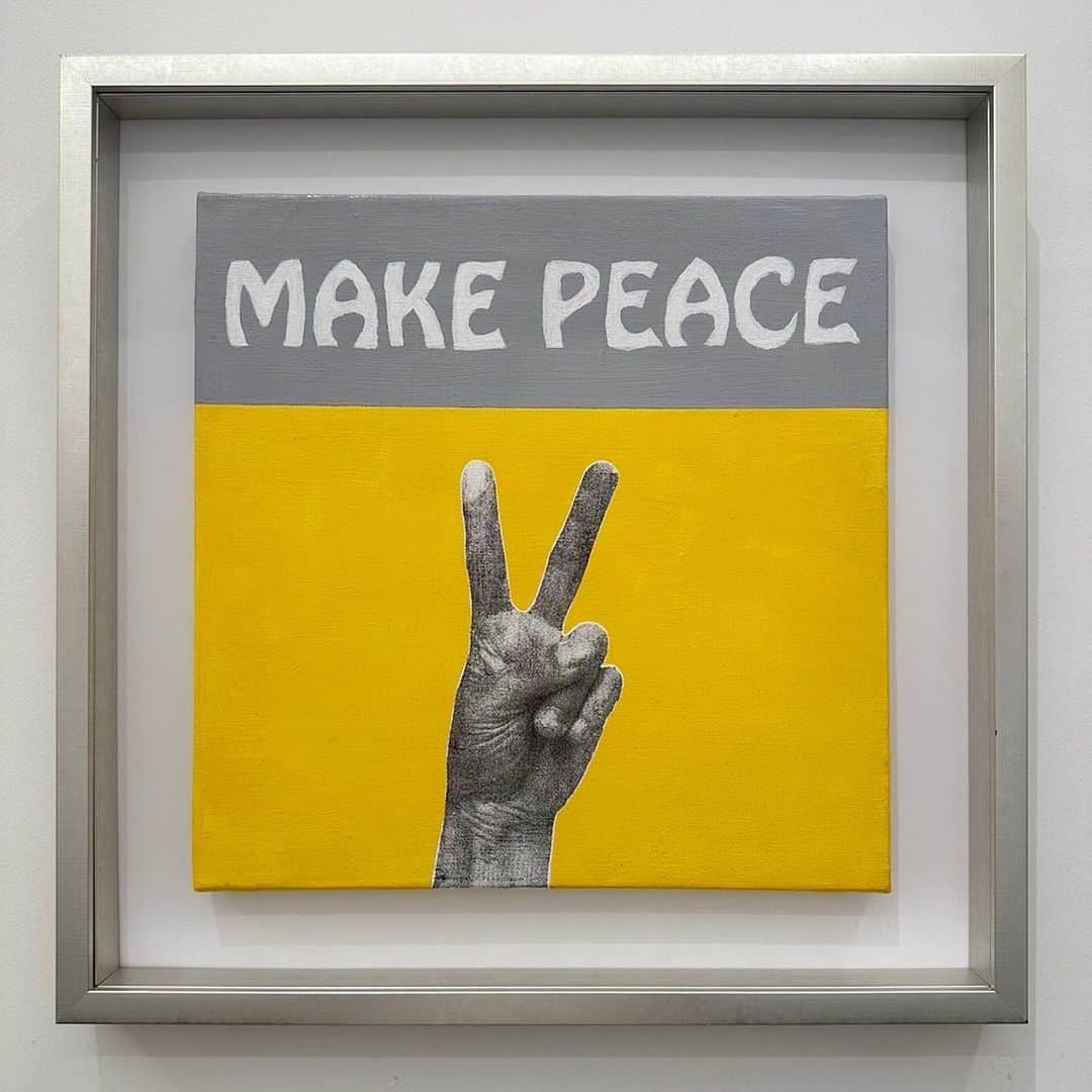 松田岳二のインスタグラム：「CHABE Solo Exhibition “MAKE PEACE“  2022年1月、新しくはじまるイベントの為のフライヤーのタイトルとデザインを考えていた頃、寝ている時にふと夢を見ました。すぐに飛び起きてその辺にあったペンでスケッチを描きました。そうしてイベントの為の絵を描き始めました。全てのハンドサインはiPhoneで撮った自分の手というルールの下、絵とコラージュから始めていきましたが壁はすぐにやってきました。悩みながら、ルールを変更しながら、なんとか12ヶ月分の12枚を描きました。 僕は画家ではない。でも描いてみたい。 このふたつの気持ちの合間を行ったり来たりしていた1年だったように思います。 ここにある作品は絵というよりも僕の手と頭からでてきたオンガクみたいな”モノ”なのかも知れません。そう考えると誰かに観てもらったりするのも悪くないかも、、、ようやくそう思うことができました。 そして、そんな展示を自分のギャラリーでやることが全く想像ができなかったのでBankrobber LABOという新しい場をお借りしました。どうか優しい気持ちで楽しんでいただければ幸いです。  CHABE」
