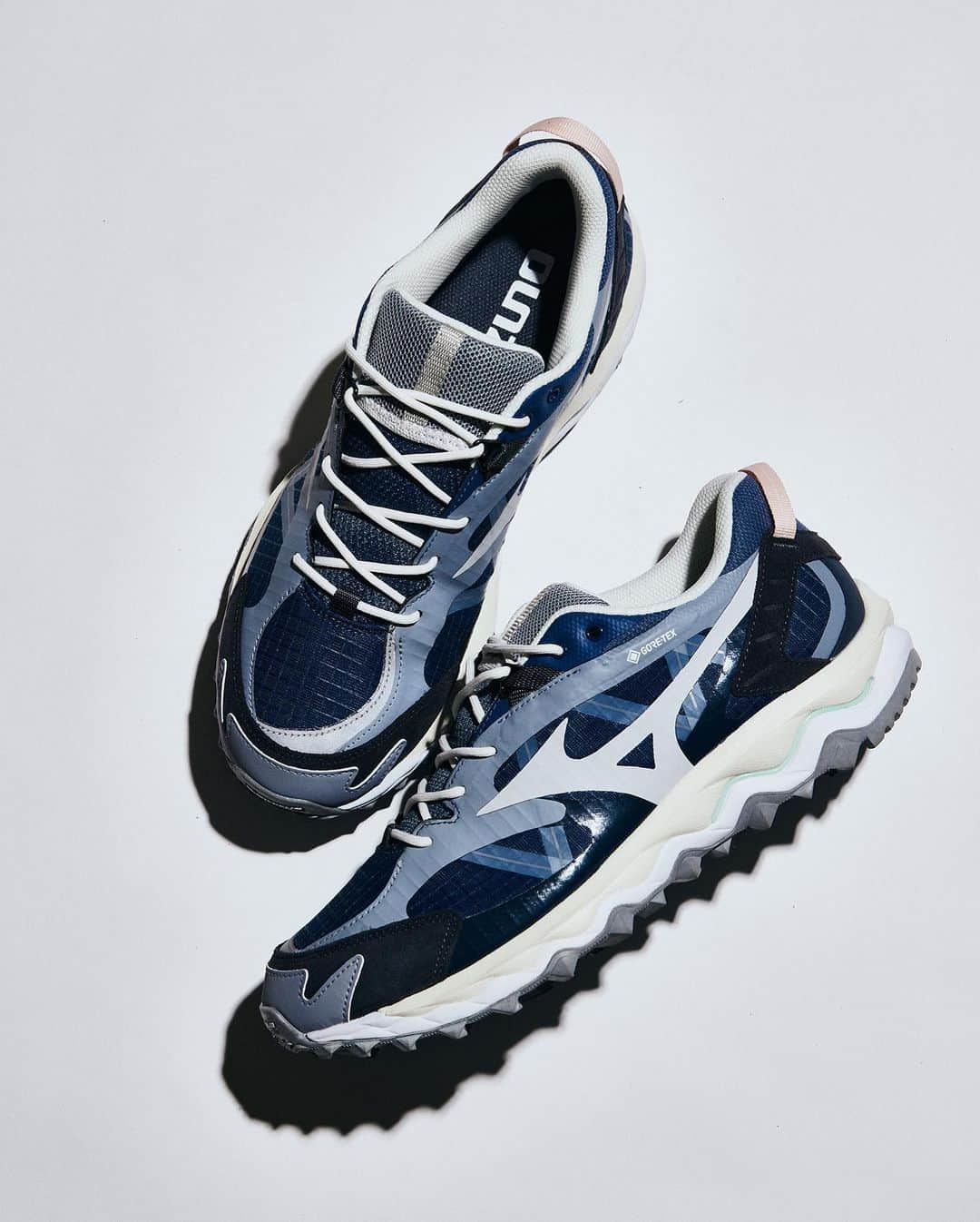 MIZUNO1906 Official Accountのインスタグラム：「【MIZUNO/WAVE MUJIN TL GTX XEBIO 】  アウトドア アクティビティを想定した機能性と、タウンユースも考慮したデザイン性を有するスニーカーWAVE MUJIN TL GTXの限定カラーモデルが発売された。    2007年にデザインされ、当時は商品化されることなくアーカイブ入りしていたアッパーデザインがベースとなったWAVE MUJIN TL GTXはフランスのミシュラン製ラバーソールが採用し、アッパーにはゴアテックスを搭載した本格的な仕様が特徴の一足。 トレイルランニングを起源にもつMUJINソールは悪路での使用も想定し、他のスニーカーには無いクッション性と安定性を両立する機能性を持ち合わせている。    特別なカラーを纏った3カラーが限定色として3月、4月そして6月に順次リリースされた。    3月はグローバルで展開するグレーを基調としたカラーリングで国内ではスーパースポーツゼビオでの展開、4月はブラックを基調としたカラーリングに差し色としてアウトドアシーンを想起させるカーキカラーをアウトソールに配したモデルが限定カラーとして、6月は夏のキャンプシーンから着想を得て、差し色にオレンジを加えながら、全体をトーンの異なるオリーブをアッパーに用い、太陽により朝・夕方で見え方の変わる新緑を左右非対称のランバードで表現した特別仕様のカラーがラインナップ。      ■商品名■  WAVE MUJIN TL GTX XEBIO  ■カラー■ ネイビー×ライトグレー　D1GA221707（3月発売）  ブラック×カーキ　　　　D1GA221708（4月発売）  マルチ　　　　　　　　  D1GG230801（6月発売）  ■サイズ■  23.0 cm～28.0、29.0、30.0cm（ハーフサイズあり）  ■価格■ ￥20,900（税込）  ■販売店舗■  スーパースポーツゼビオ　各店舗  ※店舗によりお取り扱い状況は異なります  スーパースポーツゼビオオンラインストア   #スーパースポーツゼビオ #ゼビオ #xebio #wavemujintlgtx #mizuno #mizunosportstyle #美津濃 #ミズノ #シューズ #スニーカー #GORETEX #ゴアテックス #防水」