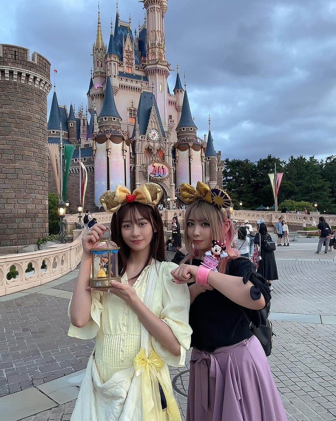 内木志のインスタグラム：「🌹 大好きなベルに爆レスもらっちゃった🥹🤍 いい大人が光るグッズ買ってしまいました🤫 音もなるし光るし可愛いし最高🤗 美女と野獣グッズが増えて嬉しい🥀 #夢の国 #40周年」