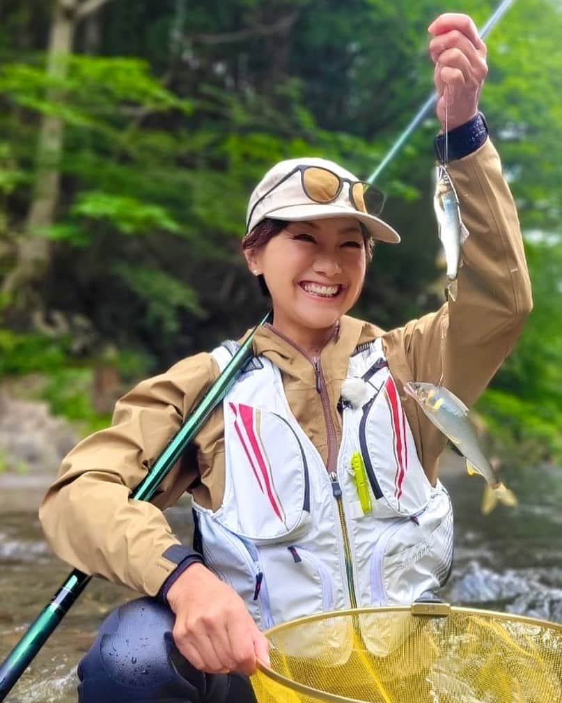 福島和可菜のインスタグラム：「あゆです❤️（浜崎あゆみさん風で☺️w）  実は今まで撮影で鮎釣りをした事はなくて、番組で鮎釣りするのは何と初㊗️🐟  プライベートではチャレンジした事はありますが、かれこれ10年振り🫢  色々忘れててほぼ初見🫣w  だけど…‼️‼️‼️‼️‼️  釣れたぁー😍 嬉しいぃー😍  やったやったやったぁー🐟🐟  ありがと✨  感謝☺️  詳細はまたお知らせしますね🥰  #番組 #ロケ #撮影 #釣り #鮎 #鮎釣り #Love #fishing #嬉しい #感謝 #ありがとう #🎣 #🐟 #🥰 #😍 #❤️」