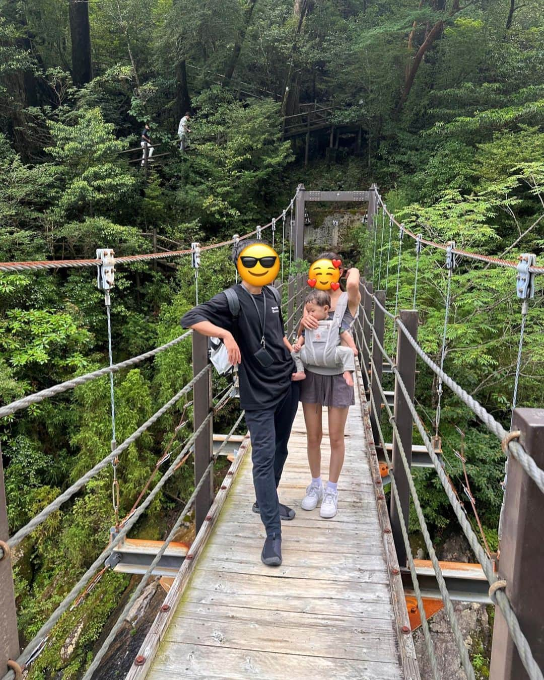 KANANOのインスタグラム：「屋久島は人も自然も魅力的で 植物に強いパワーを感じた💚 なんだかものすごく特別な島な感じがする🪽  おさるちゃんが動画だけじゃなくてそこら中にたくさんいた🙈🤍 生まれたばかりの赤ちゃん🐒もいてほっこり癒されたよ☺️(ポールの奥でお母さんに抱っこされてるの見えるかな?) そして野生のバンビちゃんにも会えました😍😍  みーんな優しいお顔してたなあ☺️  #🦎🌿 #japan #yakushima #ヤクザル #ヤクシカ」