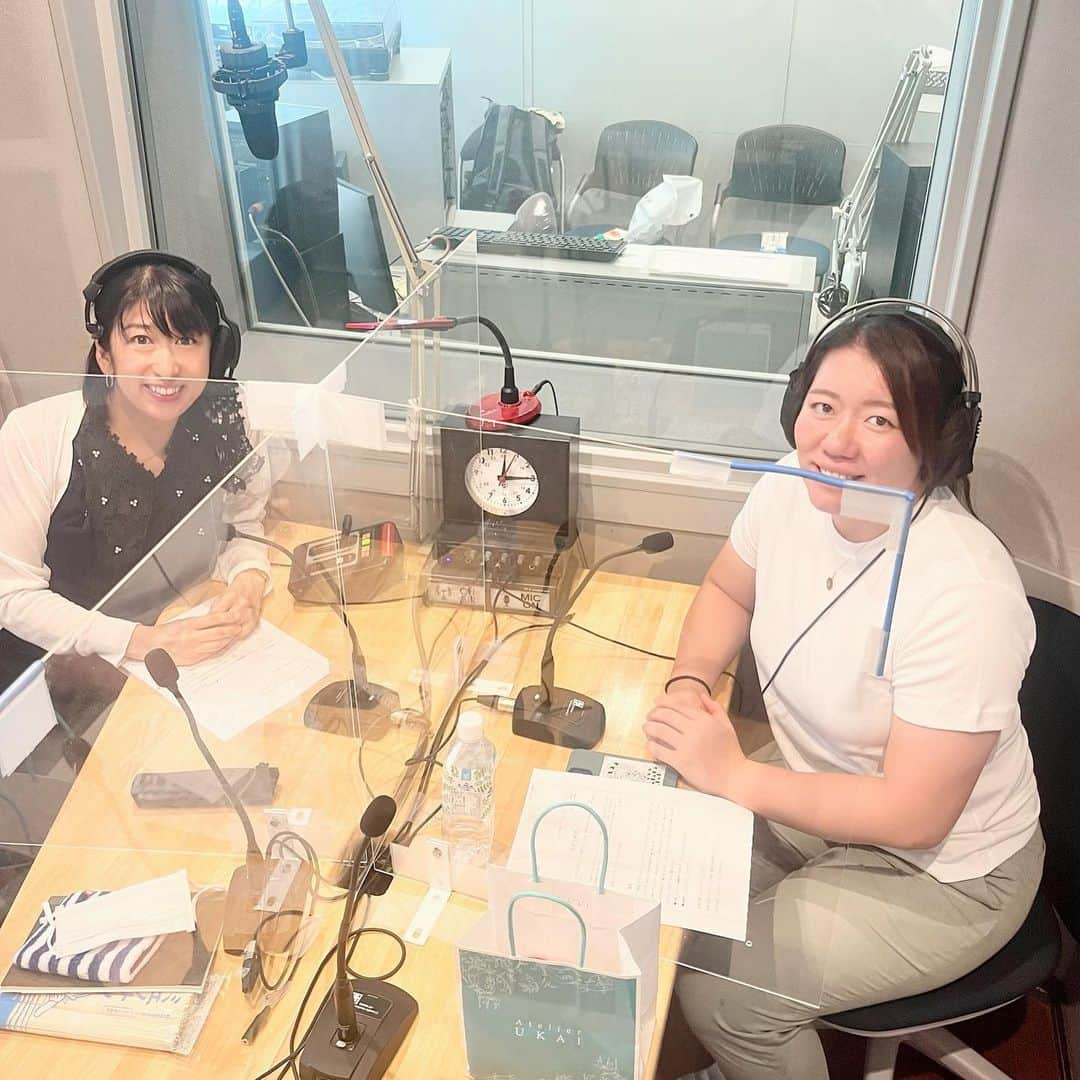 有働文子さんのインスタグラム写真 - (有働文子Instagram)「📻📻📻  7月から、イングランド最高峰の女子リーグ「プレミア15s」加盟予定の「イーリング・トレイルファインダーズRC」に所属予定の #玉井希絵選手 に、調布FMのスタジオで、インタビューを行いました。  ご自身の思い描く未来、#女子ラグビーの魅力 など、前向きなインタビュー内容となりました。  ぜひ、ご本人の肉声で聴いてください📻 インタビューは、来週のOAになります‼︎ ....  ●FMラジオ番組「ラグビーカフェオンレディオ」 【2022年6月1日現在、全国6局ネット放送中】  ☆火曜日 調布FM（東京都調布市）★午後10:30～  ☆木曜日 FMピッカラ（新潟県柏崎市）午後7:00～ FM JAIGO WAVE（青森県田舎館村）午後9:00～ 鎌倉エフエム（神奈川県鎌倉市）午後1010〜  ☆金曜日 FMねむろ（北海道根室市)★午後2:30～ FMちゃお（大阪府八尾市）午後9:00～  ★印……インターネット放送（リッスンラジオ）対応  #ラグビーリーグワン #ラグビー日本代表 #ラグビー #ラグビーカフェ #リーグワン #ラグビーカフェオンレディオ #ラジオも紙もWEBも #ディビジョン1からタグラグビーまで #幅広く網羅しています #ラグビーファンと繋がりたい #女子ラグビー #ワールドカップイヤー #アスリートを応援」6月22日 13時18分 - udou_fumiko