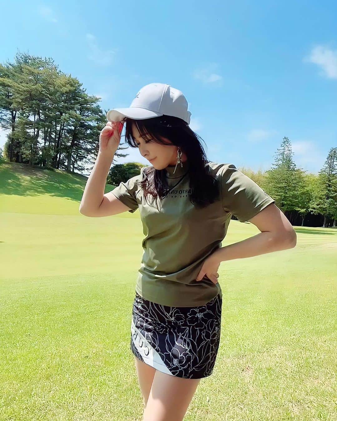mikaのインスタグラム：「♥︎︎∗︎*  ゴルフコーデ⛳️  カーキにお花柄のスカートの合わせが 甘すぎずでも女心を忘れずにな感じで好き♡ @cuarto_united   このトップスお気に入りすぎて 全色イロチ買いしちゃいたい🥰  #ゴルフ #ゴルフコーデ #ゴルフウエア #ゴルフ女子 #クアルトユナイテッド」
