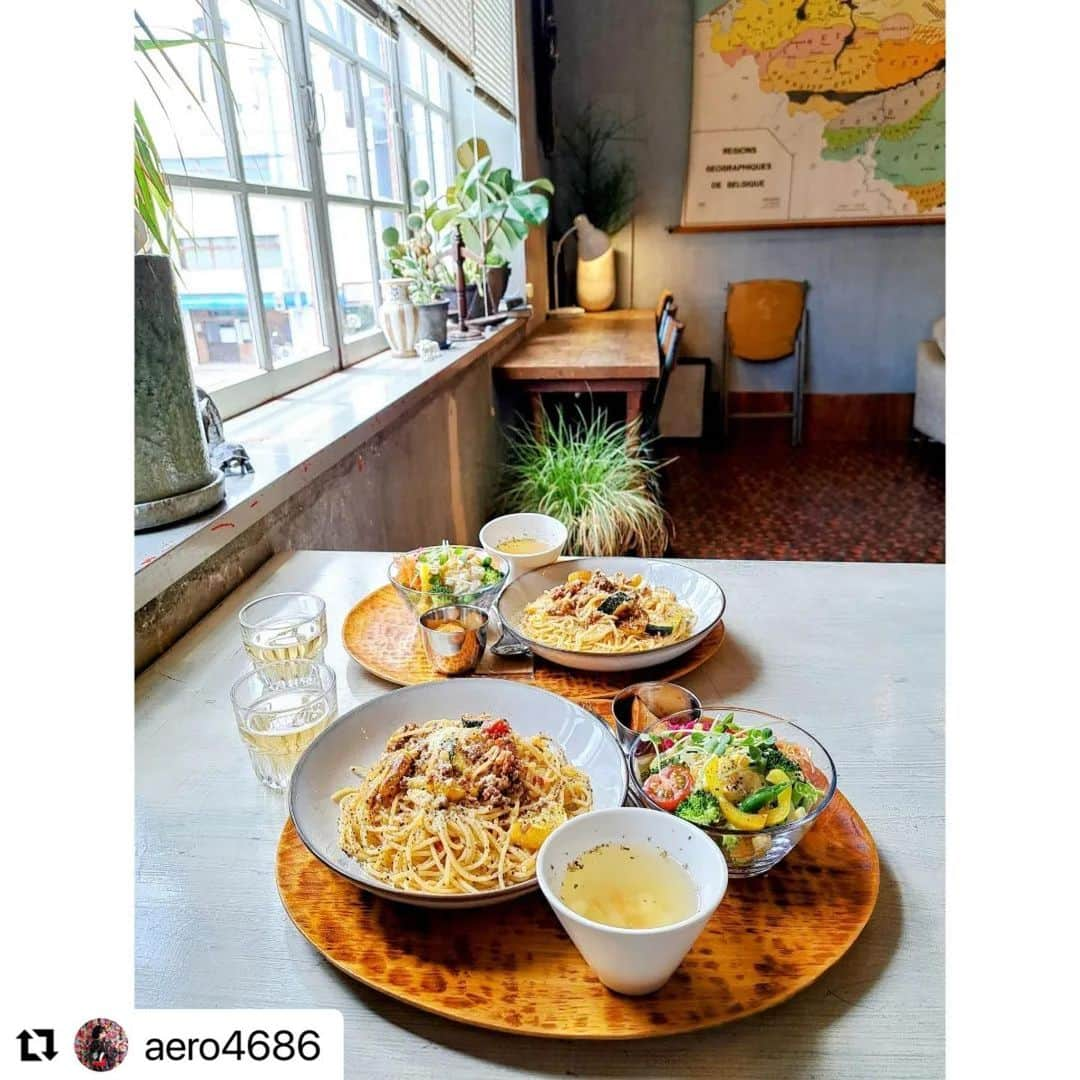 西条市さんのインスタグラム写真 - (西条市Instagram)「お洒落な店内で、美味しいパスタと新鮮なサラダはいかがですか？  #peach  #Repost @aero4686 with @use.repost ・・・ PEACH cafe さん🙌 (Jun,4th ,2023) @peach.cafe.kiko.and.yvan   ランチのパスタが毎週美味しそうで、 やっと行けた😍 ズッキーニとミートソース😌 パルメザンチーズと黒胡椒がきいてて美味し🤤 サラダもめっちゃ美味しくて、 なかでもポテサラの旨さといったら🤭 美味しいからパスタもサラダももっと欲しいかも🙄  #peachcafe #peachcafekikoandyvan #ピーチカフェ #ランチプレート #ビーチカフェキコアンドアイヴァン #愛媛カフェ #愛媛ランチ #愛媛グルメ #西条カフェ #西条ランチ #西条グルメ #lovesaijo #西条じかん #ひめカフェ #シコック #愛媛カフェメディア#愛媛グルメディア #ehime_select  #まちかど愛媛  #まちかど四国」6月22日 13時23分 - lovesaijo