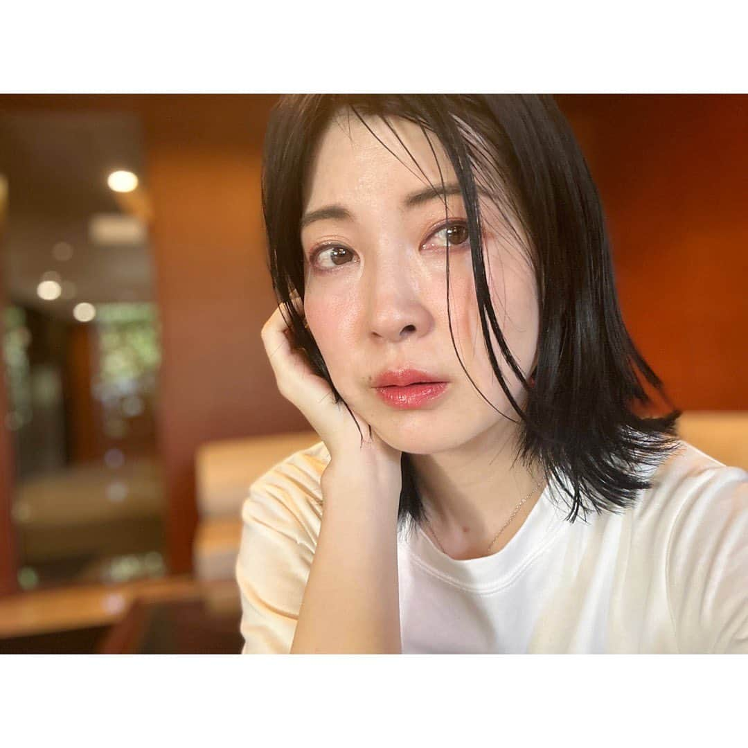 永末まゆさんのインスタグラム写真 - (永末まゆInstagram)「早くも秋の新作です✨🍂  この素敵なパッケージは、オズの魔法使いをイメージした @est_jp  の特別シリーズ👗🪓🦁🧹  限定デザイン&限定カラーは、 「求めていたものはすでに自分の中にあった」と気づいた「オズの魔法使い」のように、少しの勇気や想いで自分を変えていく。そんなパワーが込められています🩵🩷  ✔︎なりたい印象から選ぶアイカラー シアーな質感は肌馴染みが良く、華やかなのに、軽い感触。 見た目のかわいさとは裏腹にとても使いやすい！  ✔︎自信をくれるレッド配合のリップカラー 3色どのカラーにもレッドを配合し、明るめの配合はまるで元々の唇から美しく見えるような色合い。くすみを飛ばし、ヒアルロン酸配合でうるうるに。マスクにもつきにくい！  コスメって、自分に自信や勇気をくれる魔法みたいなアイテム。オズの魔法使いのエピソードを見に纏って、いつもよりほんの少し笑顔に。前向きになれる限定パッケージ、ぜひチェックしてみてください🩵🩷✨  #コスメラウンジ #オンラインラウンジ97 #est #エスト #ルミナスプラウドアイズ #ティンティッドプラウドリップス #限定デザイン #エストcl ＋ コスメラウンジの企画に参加しました[PR]」6月22日 13時24分 - nagasuemayu