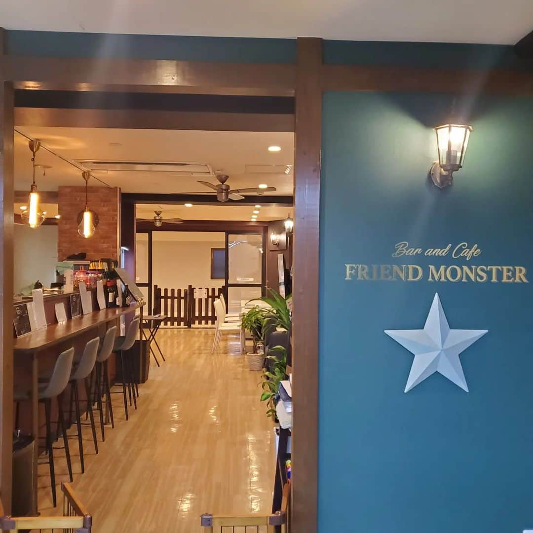 緑川創のインスタグラム：「スタッフ募集！！  FRIEND MONSTERで一緒に働きませんか？ @friend_monster_2023   BAR&CAFEなので飲食店です！ だいたいですが 朝は10:00～17:00 夜は18:00～0:00 いろんな時間帯で働けます。 特に土、日に働ける方、料理作るの大好きな方、大歓迎です。 そうじゃなくても是非😊  スタッフみんな仲が良いです😆✨  場所　池上駅　徒歩３分 時給　要相談 賄い付き ワンちゃんOKな方 男女問わず50歳ぐらいの方まで。 水曜日定休日(今後時間帯変わる可能性があり) ワンちゃんとも出勤できます！(性格にもよります)  気になる方や周りに探してる方いらしたら是非ご連絡くださいm(__)m  メッセージや個人的に連絡先を知ってる方、ご連絡お待ちしております✨  #アルバイト #スタッフ #池上アルバイト #大田区アルバイト #蒲田アルバイト #大森アルバイト #バイト #池上 #大森 #蒲田 #バイト #バイト募集 #スタッフ募集」