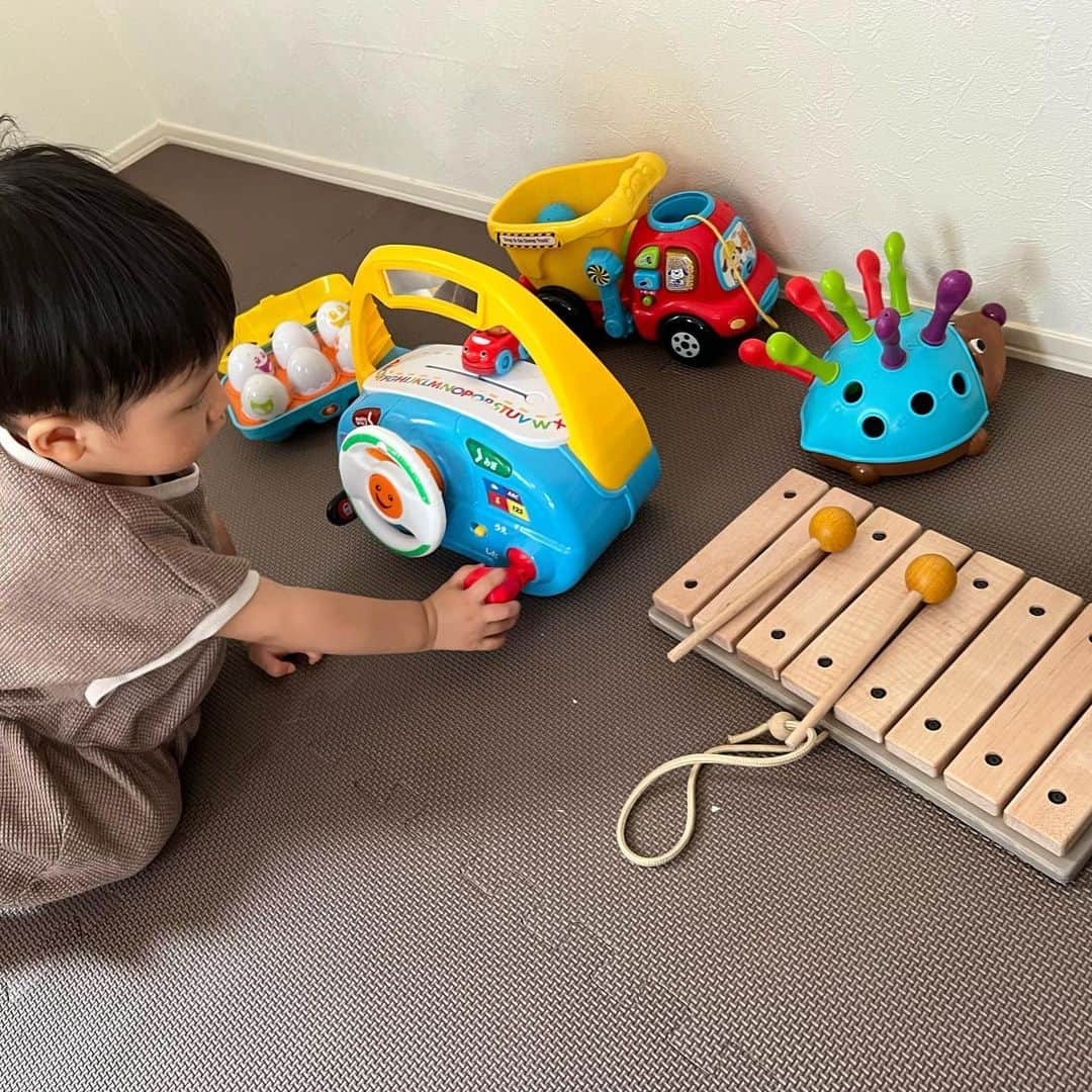 のインスタグラム：「． ． 音が鳴るおもちゃが好きって伝えたら 楽器とボタンで遊べるタイプと、両方きた😍  ある程度希望をきいた上で子どもに合う物を選んでくれる トイサブ！ @toysub_kids 良き🥰  おもちゃのサブスク🤖なんだけど 定期的に違うおもちゃで遊べるからか 飽きずに毎回夢中で遊んでくれて母助かる😆  #トイサブ#toysub#おもちゃ#toy#レンタル#rental #サブスク#おもちゃレンタル#赤ちゃん#baby #あかちゃんのいる生活#赤ちゃんがいる生活#pr」