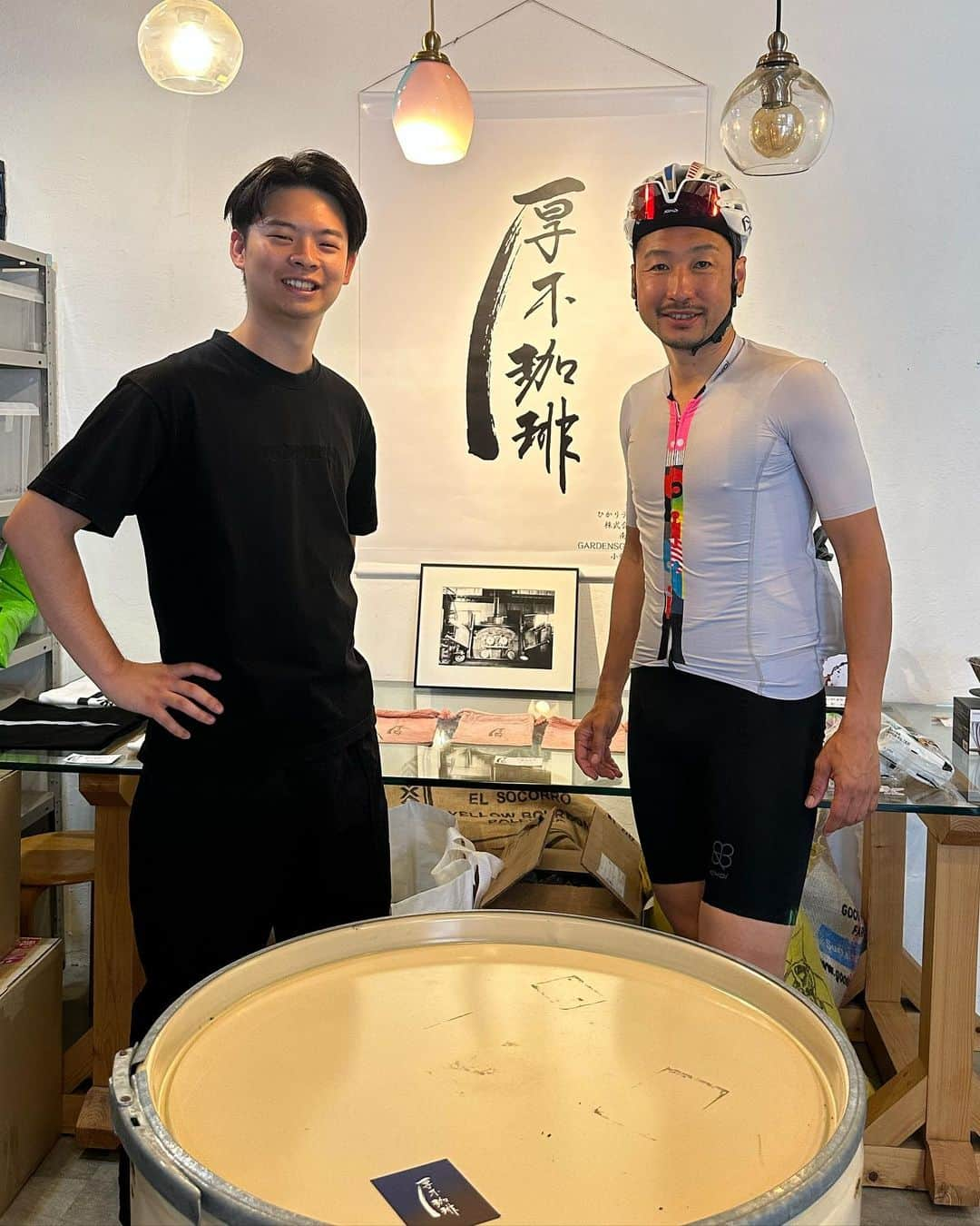 別府史之さんのインスタグラム写真 - (別府史之Instagram)「グラベルバイクに乗ってカフェライドへGo！  厚木珈琲さんへ行って来ました。 こだわりのグアテマラコーヒー美味しかったです😋  お隣のガラス工房も見学させて頂きましたが、職人熱が伝わってくる素敵な場所でした。  河川敷のグラベルセクションも最高だった🤙  #Colnago #G3X」6月22日 13時28分 - fumybeppu