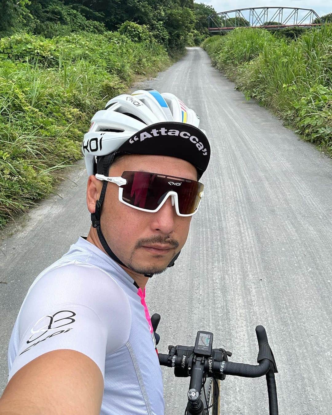 別府史之のインスタグラム：「グラベルバイクに乗ってカフェライドへGo！  厚木珈琲さんへ行って来ました。 こだわりのグアテマラコーヒー美味しかったです😋  お隣のガラス工房も見学させて頂きましたが、職人熱が伝わってくる素敵な場所でした。  河川敷のグラベルセクションも最高だった🤙  #Colnago #G3X」
