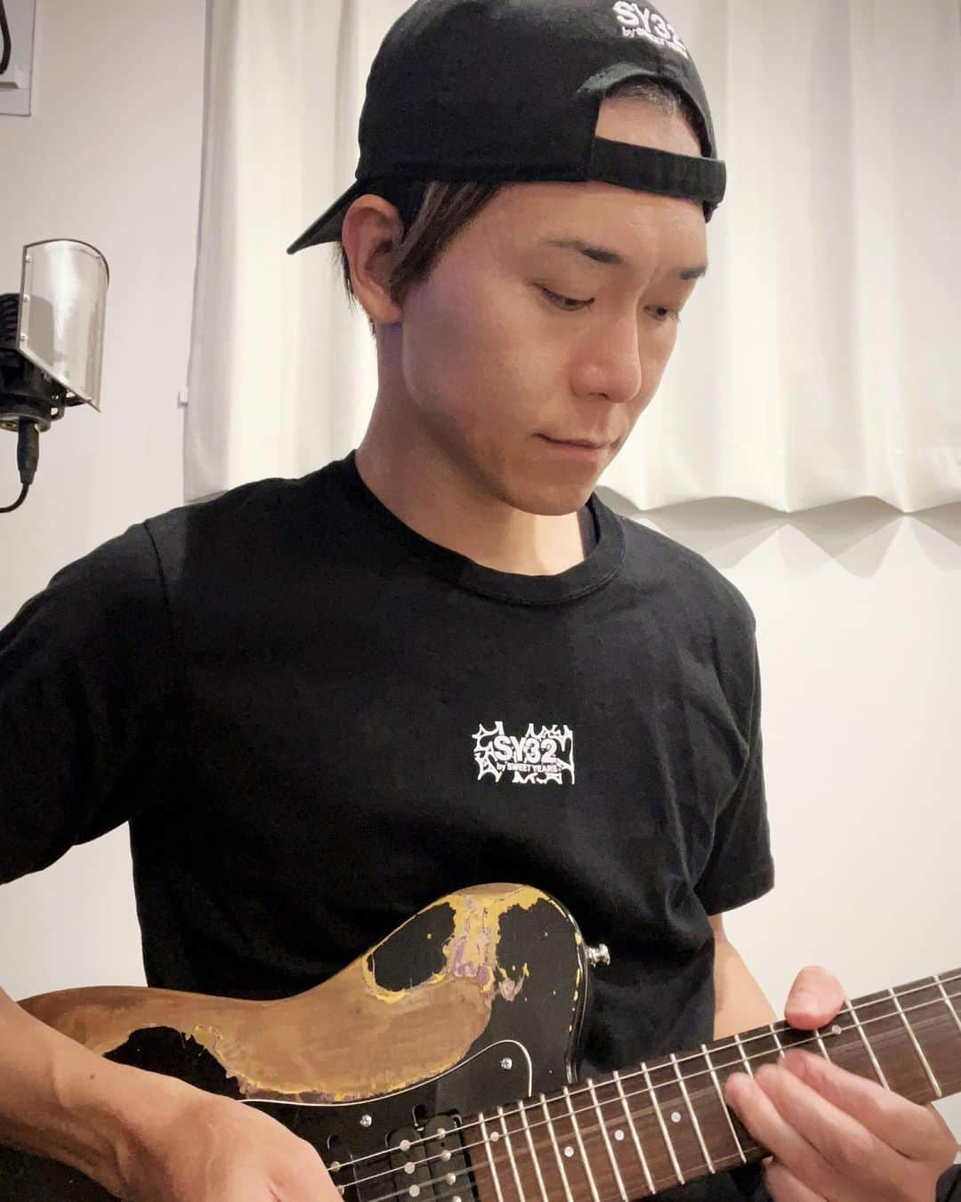 SHINPEIのインスタグラム：「I haven't played this song since I was a teenager, but I'm back to trying it now! So exciting  ⁡ #glifeguitars #glifeguitarscrossedge  #SY32 #SY32bySWEETYEARS」