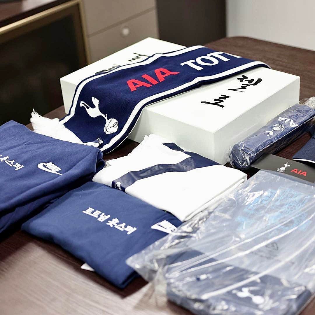 ZELO さんのインスタグラム写真 - (ZELO Instagram)「Thanks, @aiaspurshubkr!! See you all in Singapore!! 🇸🇬  I’ll be in Singapore in July to meet the @spursofficial players and watch the Tottenham Hotspur vs. AS Roma match.  A few lucky fans will have the chance to join me for this once-in-a-lifetime experience, so please participate in the @aiaspurshubkr event!   ⚽️ How to participate 1.  Follow @aiaspurshubkr 2.  Enter in the event link on the profile section of @aiaspurshubkr Link: https://aiaspurs.com/kr/event1  3.  Tag three friends in the comments section of this post   제가 @aiaspurshubkr 의 초청으로 곧 다가오는 7월 싱가포르 투어에서 토트넘 선수들을 만나고 토트넘 vs AS 로마 경기도 직관하게 되었습니다!   여러분도 저와 같은 기회를 받을 수 있으며, @aiaspurshubkr 이벤트에 많이 참여해 주세요!  ⚽️ 참여방법 1.  @aiaspurshubkr 팔로우 하기 2.  @aiaspurshubkr 에서 이벤트 응모하기 (프로필 링크 클릭) Link: https://aiaspurs.com/kr/event1  3.  본 게시물 댓글에 친구 3명 이상 태그  #AIA #토트넘 #AIASpursHub #AIAonlyexperience #AIA생명 #TottenhamHotspur」6月22日 22時00分 - byzelo