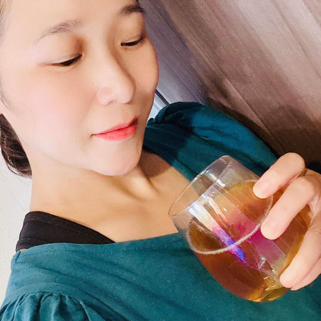 世手子さんのインスタグラム写真 - (世手子Instagram)「I want to lose weight deliciously🍣 I am also working hard to increase the number of intestinal bacteria✨✨ I want to activate my intestines and lose weight💪💪💪 夏🌞ビールが美味しい季節🍺 美味しいご飯が食べたい🍣 でも #ダイエット も頑張りたい、、、 @essencia_koso #エッセンシア酵素 #酵素ドリンク オススメです(*^◯^*) #完全無添加 #無水 製法だから 安全安心)^o^( 60種類の野菜と果実の皮から種までギューっと詰まった持ち運び便利なミニボトル 私は朝、酵素で置き換えしてるよ（≧∇≦） めっちゃ美味しい(^з^)-☆ 私はソーダ割りが好きだな(*⁰▿⁰*)  元々痩せにくい体質なので今年は #腸活 に力を入れてるよ(//∇//) 効率良い身体作りでノンストレスで美味しいもの食べて 育児と両立しながら頑張ります(´∀｀*) 心置きなく #寿司活 🍣🍣 奥野氏といってきた(*´-`)  お子様がベビーカーで昼寝してる隙に乾杯w 日々育児おつかれ、最高だね(´-ω-`) #鮨近松 お気に入りです♪♪ #ファスティング #ダイエット #インナービューティー #無添加 #ドタバタ育児  #二児のママ  #2児育児 #赤ちゃんのいる暮らし  #3歳男の子 #3歳差育児  #二児の母 #二児ママ  #ママシンガー  #二児育児 #2児ママ #2児のママ #赤ちゃんのいる生活 #PR」6月22日 13時48分 - rojide