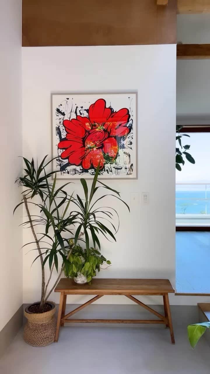 宇藤えみのインスタグラム：「ただいま〜って入った景色。 激坂登ったあとの景色。笑 #暮らしの記録 #家づくり#リノベーション」