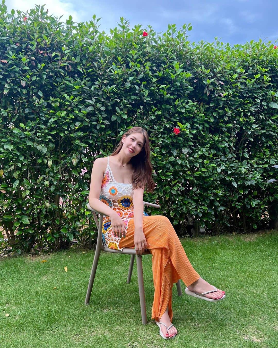 のインスタグラム：「、 @havaianas のビーサン🩴🩷  この写真のキラキラのやつと 黒の少し厚底のやつをゲット🫶✨  ビーサンだけどキラキラの 光り方がめっちゃおしゃれ❤️✨ もちろん履きやすいよっ🌈  夏はやっぱビーサンやね🥰  @havaianas.japan  、 、 、 #ハワイアナス #ビーチサンダル #DesignedForAFreeLife #ビーサン #サンダル #つぼみ大革命 #つぼみ #吉本 #よしもと #アイドル #idol #大阪 #東京 #神戸 #ライブ #instagood #いいね #フォローミー」