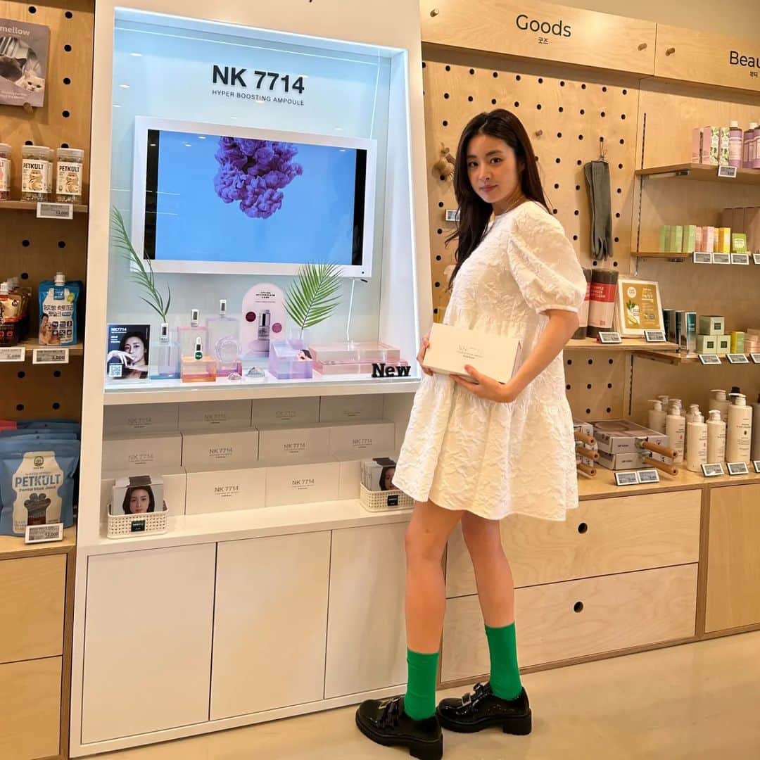 カン・ソラさんのインスタグラム写真 - (カン・ソラInstagram)「#Nk7714하이퍼부스팅앰플  #Fredit후암점 #Freditbeauty   제가 직접 개발에 참여한 Nk7714앰플이 많은 사랑을 받고있어요~♡  출시한지 2달만에 곧 판매량 2만개를 돌파한다는 좋은 소식까지!  많은 관심 감사드려요」6月22日 14時01分 - reveramess_