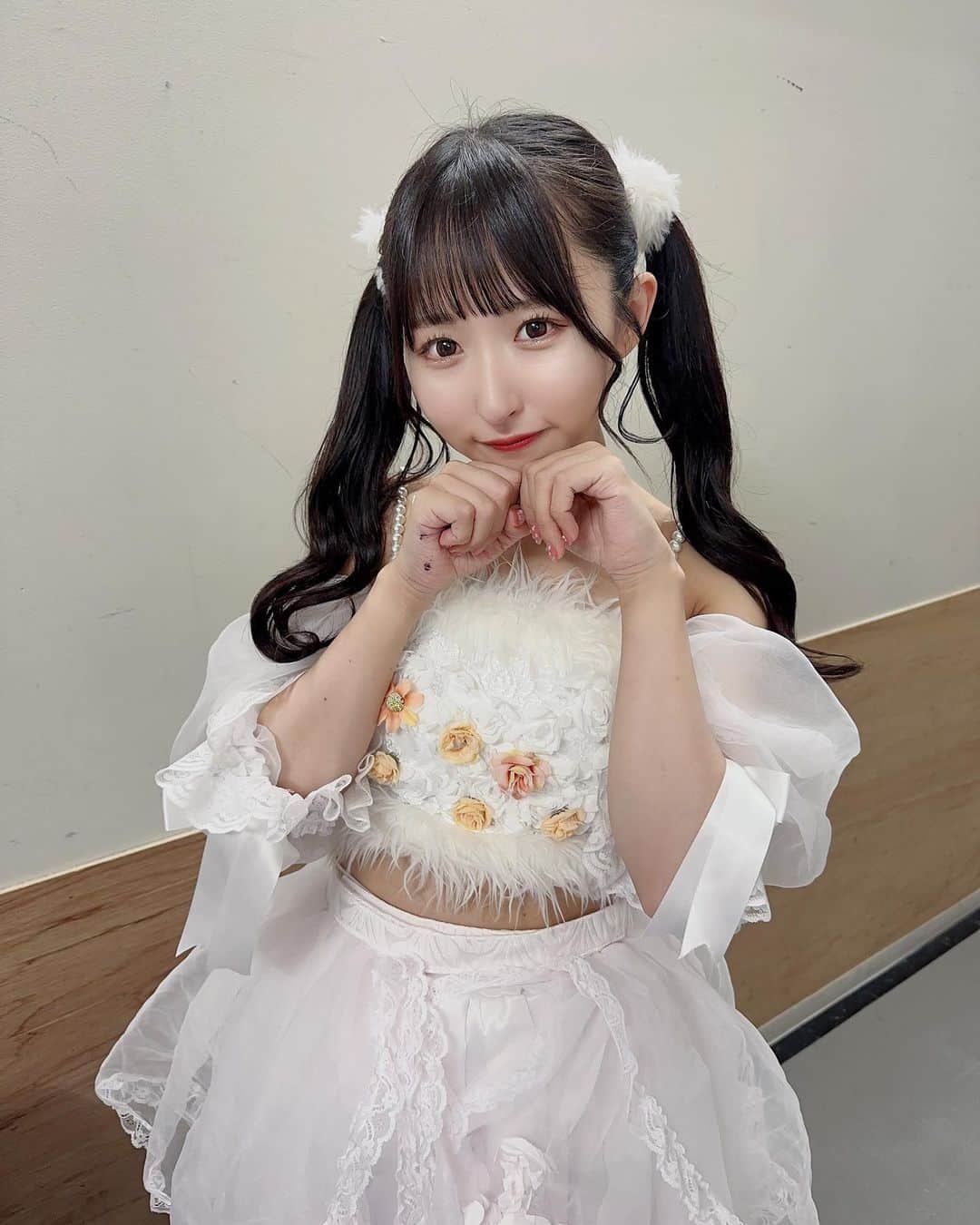 咲山しほのインスタグラム：「♥ . . 生誕衣装かわいい🌼🤍 . わたしともんちゃんの Salt & Sugar 🧂 youtu.be/-pF4JqMI0uc ができたよー！♡ . 関係性や思い出、 お互いの名前も入っていて 私たちにぴったりの歌詞♡ . しおもんポーズ、 ファンの人が真似して 一緒に踊りやすいダンスを いずみんさんが振り付けしてくれたよ♡ . ダンスはいずみんさんが . 初披露の日で ダンスミスってたり 顔が緊張してたりするけど 見てね👀♥ . . #アイドル #アイドル衣装 #japanesegirl #偶像 #可爱萌 #jpaneseidol」