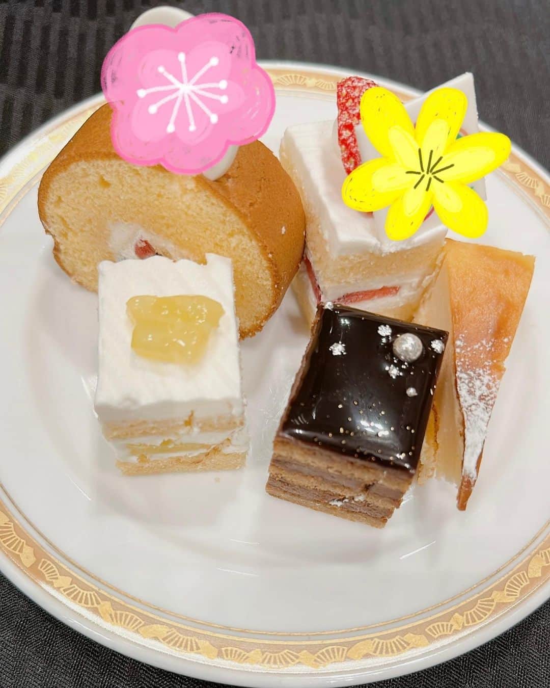 松浦有希のインスタグラム：「食べたいものだけいただきました🍰🥩 #ひとりパーティー #ひとりパーティー参加 #パティスリーsatsuki #スーパーショートケーキ #ローストビーフ」