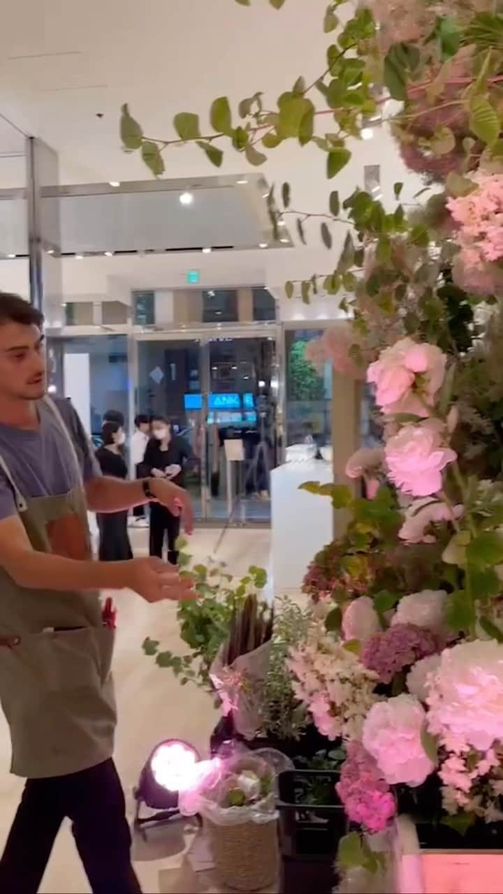 座間アキーバのインスタグラム：「Florals for @longchamp in Tokyo   ロンシャン表参道で開催されたパーティにてインスタレーションとゲストへのブーケを沢山束ねました🌞🌿  今回ロンシャンとコラボをしている @foxco_kaori さんがピオニーが大好きだったとの事で今までに無い数のピオニーを使わせて頂きました🌞🌞  #hanatombo #akivazama #flowers #longchamp #peony」