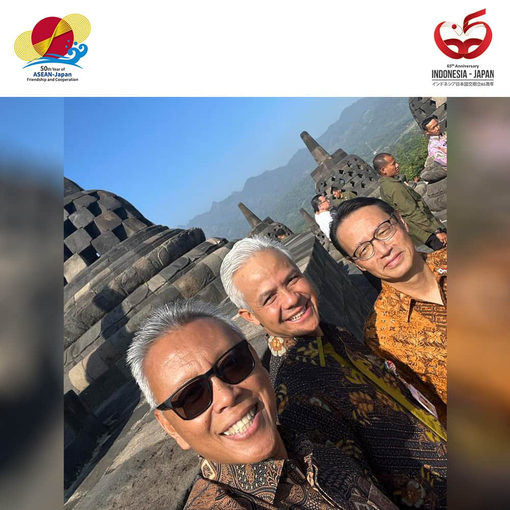 石井正文さんのインスタグラム写真 - (石井正文Instagram)「Pada saat saya mendampingi Sri Baginda Kaisar Naruhito mengunjungi Candi Borobudur, Gubernur Jawa Tengah Bapak Ganjar Pranowo turut menyambut kedatangan Kaisar.🙏☀ Terima kasih kepada Gubernur Bapak Ganjar Pranowo.🙏  天皇陛下によるボロブドゥール寺院へのご視察に同行した際、ガンジャール中部ジャワ州知事に出迎えていただきました。🙏☀ ガンジャール知事、ありがとうございました。🙏  #65indonesiajepang #65japanindonesia #50aseanjapan #jepang #dubesjepang #dubeskanasugi」6月22日 14時15分 - jpnambsindonesia