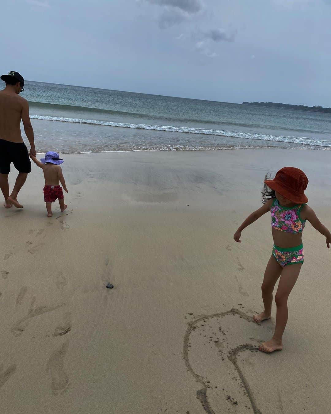 堀舞紀さんのインスタグラム写真 - (堀舞紀Instagram)「🏖  チバの海もシラスナなのだ。  が、、、  人っ子一人おりまてん。  貸し切り🥺  #beachvibes  #千葉観光 #japan  👙今回の旅にも @maaiqheart の水着👙いっぱい 持ってきました。 やっぱり着やすくてスキ🫶🏾〜  #cannyO #et_O #母親服装」6月22日 14時17分 - mainohori