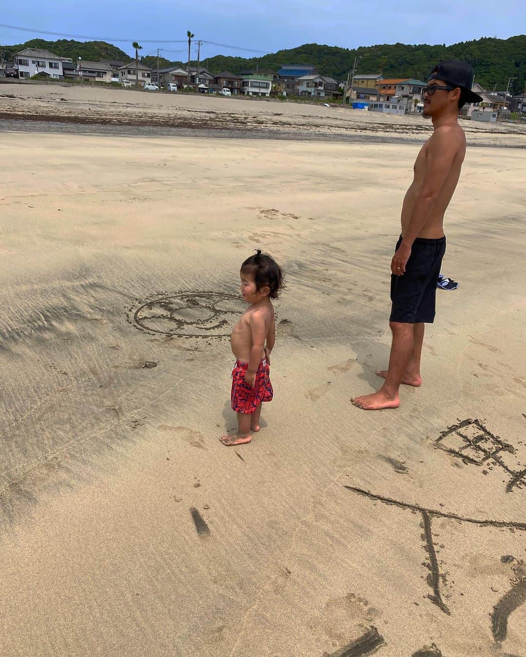 堀舞紀さんのインスタグラム写真 - (堀舞紀Instagram)「🏖  チバの海もシラスナなのだ。  が、、、  人っ子一人おりまてん。  貸し切り🥺  #beachvibes  #千葉観光 #japan  👙今回の旅にも @maaiqheart の水着👙いっぱい 持ってきました。 やっぱり着やすくてスキ🫶🏾〜  #cannyO #et_O #母親服装」6月22日 14時17分 - mainohori