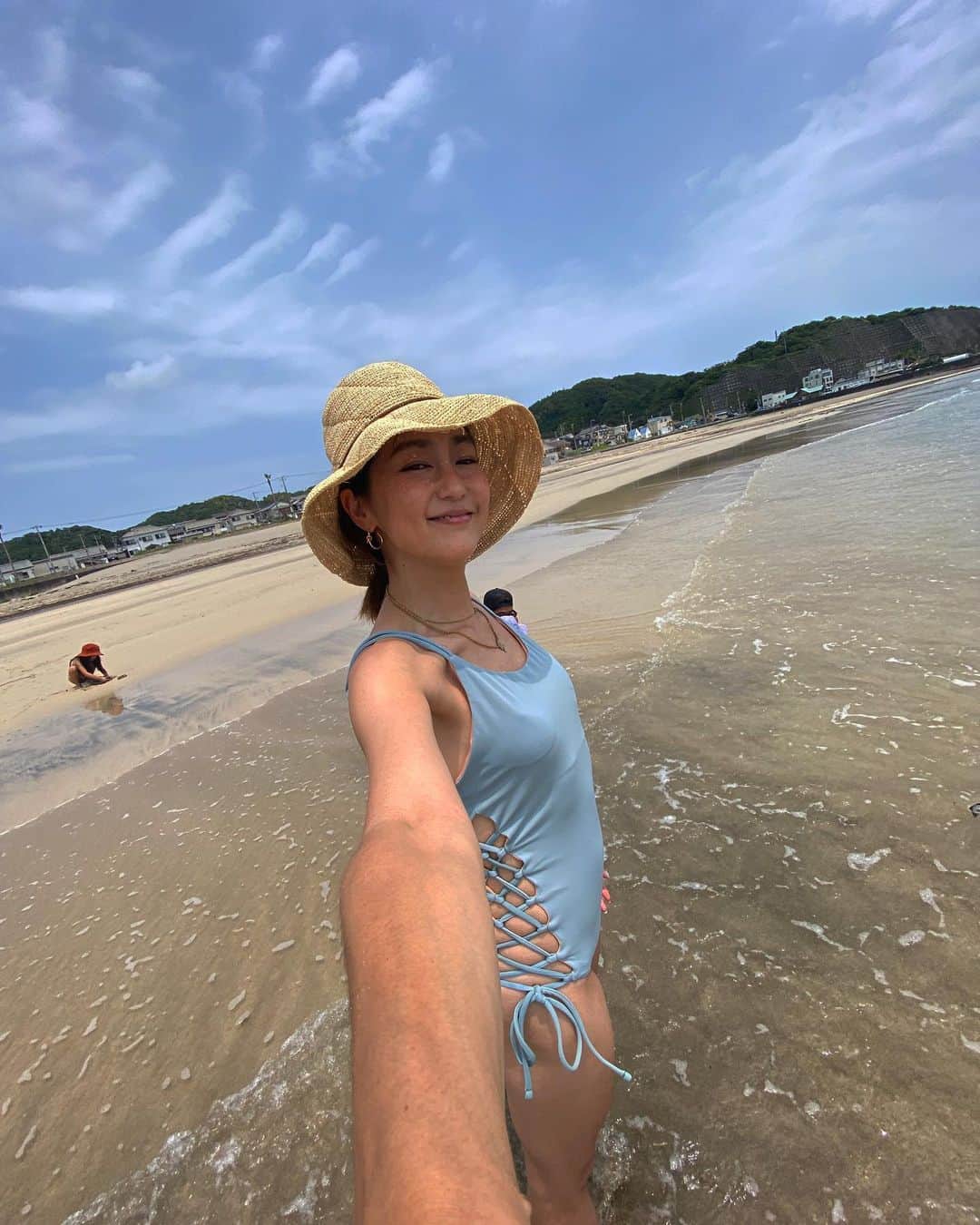堀舞紀のインスタグラム：「🏖  チバの海もシラスナなのだ。  が、、、  人っ子一人おりまてん。  貸し切り🥺  #beachvibes  #千葉観光 #japan  👙今回の旅にも @maaiqheart の水着👙いっぱい 持ってきました。 やっぱり着やすくてスキ🫶🏾〜  #cannyO #et_O #母親服装」