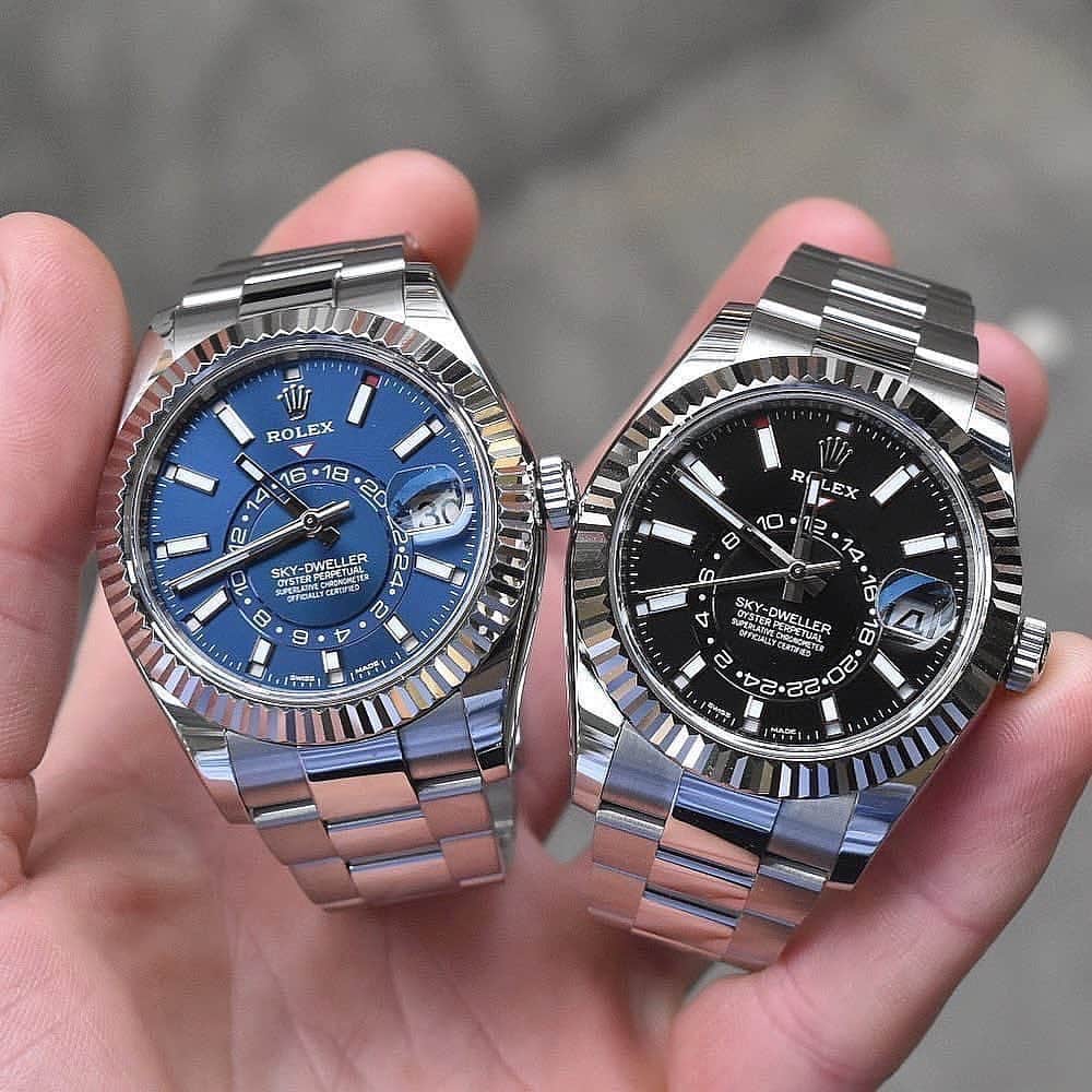 Daily Watchさんのインスタグラム写真 - (Daily WatchInstagram)「Blue 🔵 or Black ⚫️? Which dial color do you prefer for the Rolex Sky-Dweller? Photo by @rockefellersjewellers」6月22日 5時23分 - dailywatch