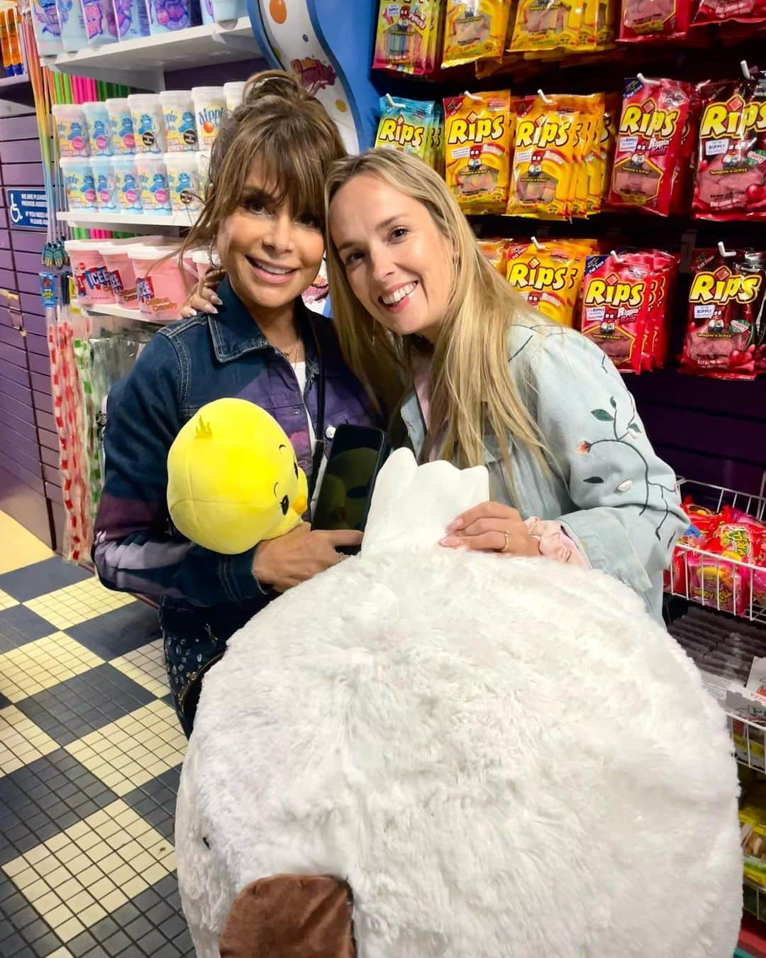 Nika Kljunさんのインスタグラム写真 - (Nika KljunInstagram)「She said:” Let’s ride roller coasters 🎢 on my birthday!!!” … Hours later, here we were!! 🤪 What a fun birthday, P! You truly are one of a kind! 💖😆🎁 #paulaabdul #birthdaygirl #whataday  . Decades ago the world 🌎 was blessed to gain a beautiful shinning star ⭐️ and years later, here she is still shining bright and touching so many hearts around the globe. An ICON stays ICONIC, perioooood, and that’s what @paulaabdul is!!!  𝙎𝙝𝙚 𝙝𝙖𝙨 𝙞𝙣𝙨𝙥𝙞𝙧𝙚𝙙 𝙩𝙝𝙚 𝙚𝙣𝙩𝙚𝙧𝙩𝙖𝙞𝙣𝙢𝙚𝙣𝙩 𝙂𝙍𝙀𝘼𝙏𝙎, 𝙬𝙝𝙤 𝙩𝙝𝙚𝙣 𝙬𝙚𝙣𝙩 𝙤𝙣 𝙩𝙤 𝙞𝙣𝙨𝙥𝙞𝙧𝙚 𝙔𝙊𝙐𝙍 𝙛𝙖𝙫𝙤𝙧𝙞𝙩𝙚 𝙖𝙧𝙩𝙞𝙨𝙩𝙨, 𝙨𝙤𝙢𝙚 𝙤𝙛 𝙮𝙤𝙪𝙧 𝙞𝙣𝙨𝙥𝙞𝙧𝙖𝙩𝙞𝙤𝙣𝙨—𝙬𝙝𝙤 𝙖𝙧𝙚 𝙩𝙤𝙙𝙖𝙮’𝙨 𝙨𝙩𝙖𝙧𝙨. 𝙄 𝙟𝙪𝙨𝙩 𝙬𝙖𝙣𝙩 𝙮𝙤𝙪 𝙩𝙤 𝙠𝙣𝙤𝙬 𝙩𝙝𝙖𝙩. 𝙄𝙩’𝙨 𝙨𝙤 𝙞𝙢𝙥𝙤𝙧𝙩𝙖𝙣𝙩 𝙩𝙤 𝙧𝙚𝙘𝙤𝙜𝙣𝙞𝙯𝙚 𝙖𝙣𝙙 𝙖𝙥𝙥𝙧𝙚𝙘𝙞𝙖𝙩𝙚 𝙩𝙝𝙚 𝙥𝙞𝙤𝙣𝙚𝙚𝙧𝙨 𝙬𝙝𝙤 𝙝𝙖𝙫𝙚 𝙥𝙖𝙫𝙚𝙙 𝙩𝙝𝙚 𝙬𝙖𝙮 𝙛𝙤𝙧 𝙨𝙤 𝙢𝙖𝙣𝙮 𝙤𝙛 𝙪𝙨! . Thank you to @paulaabdul for inspiring so many of us! Cheers to many years ahead and lots of dancing together…  . Forever honored that you’re inspired by my work and you’re trusting my art.  The moment you told me (2019) that YOU wanted to learn from ME, because you admire my work so much...was surreal. We def have a lot in common, and one of the things I love the most about us...that we are both goofy heads 😄🙏🏼 Love u, P! Celebrating with you is always so much fun! 😄🎂🎁 #forevergrateful #goofygirls  . #livinginspiration #livinglegend #grammywinner #emmywinner #singer #songwriter #choreographer #icon #mamabear #soulsisters #nikakljun #nikakljunchoreography #dance #music #artistry」6月22日 5時24分 - nikakljun