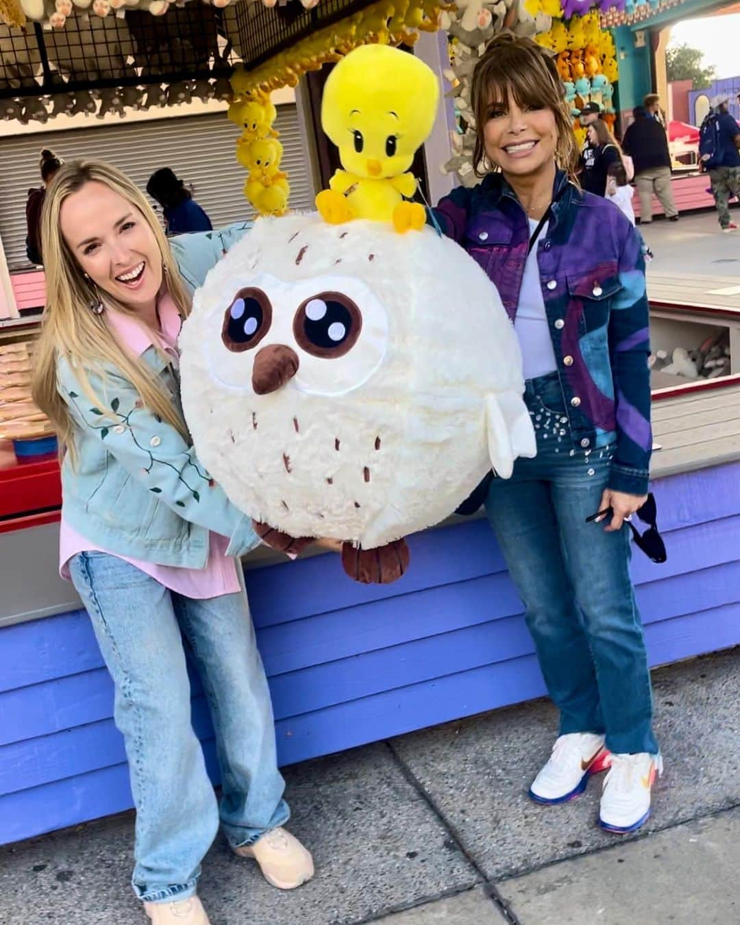 Nika Kljunさんのインスタグラム写真 - (Nika KljunInstagram)「She said:” Let’s ride roller coasters 🎢 on my birthday!!!” … Hours later, here we were!! 🤪 What a fun birthday, P! You truly are one of a kind! 💖😆🎁 #paulaabdul #birthdaygirl #whataday  . Decades ago the world 🌎 was blessed to gain a beautiful shinning star ⭐️ and years later, here she is still shining bright and touching so many hearts around the globe. An ICON stays ICONIC, perioooood, and that’s what @paulaabdul is!!!  𝙎𝙝𝙚 𝙝𝙖𝙨 𝙞𝙣𝙨𝙥𝙞𝙧𝙚𝙙 𝙩𝙝𝙚 𝙚𝙣𝙩𝙚𝙧𝙩𝙖𝙞𝙣𝙢𝙚𝙣𝙩 𝙂𝙍𝙀𝘼𝙏𝙎, 𝙬𝙝𝙤 𝙩𝙝𝙚𝙣 𝙬𝙚𝙣𝙩 𝙤𝙣 𝙩𝙤 𝙞𝙣𝙨𝙥𝙞𝙧𝙚 𝙔𝙊𝙐𝙍 𝙛𝙖𝙫𝙤𝙧𝙞𝙩𝙚 𝙖𝙧𝙩𝙞𝙨𝙩𝙨, 𝙨𝙤𝙢𝙚 𝙤𝙛 𝙮𝙤𝙪𝙧 𝙞𝙣𝙨𝙥𝙞𝙧𝙖𝙩𝙞𝙤𝙣𝙨—𝙬𝙝𝙤 𝙖𝙧𝙚 𝙩𝙤𝙙𝙖𝙮’𝙨 𝙨𝙩𝙖𝙧𝙨. 𝙄 𝙟𝙪𝙨𝙩 𝙬𝙖𝙣𝙩 𝙮𝙤𝙪 𝙩𝙤 𝙠𝙣𝙤𝙬 𝙩𝙝𝙖𝙩. 𝙄𝙩’𝙨 𝙨𝙤 𝙞𝙢𝙥𝙤𝙧𝙩𝙖𝙣𝙩 𝙩𝙤 𝙧𝙚𝙘𝙤𝙜𝙣𝙞𝙯𝙚 𝙖𝙣𝙙 𝙖𝙥𝙥𝙧𝙚𝙘𝙞𝙖𝙩𝙚 𝙩𝙝𝙚 𝙥𝙞𝙤𝙣𝙚𝙚𝙧𝙨 𝙬𝙝𝙤 𝙝𝙖𝙫𝙚 𝙥𝙖𝙫𝙚𝙙 𝙩𝙝𝙚 𝙬𝙖𝙮 𝙛𝙤𝙧 𝙨𝙤 𝙢𝙖𝙣𝙮 𝙤𝙛 𝙪𝙨! . Thank you to @paulaabdul for inspiring so many of us! Cheers to many years ahead and lots of dancing together…  . Forever honored that you’re inspired by my work and you’re trusting my art.  The moment you told me (2019) that YOU wanted to learn from ME, because you admire my work so much...was surreal. We def have a lot in common, and one of the things I love the most about us...that we are both goofy heads 😄🙏🏼 Love u, P! Celebrating with you is always so much fun! 😄🎂🎁 #forevergrateful #goofygirls  . #livinginspiration #livinglegend #grammywinner #emmywinner #singer #songwriter #choreographer #icon #mamabear #soulsisters #nikakljun #nikakljunchoreography #dance #music #artistry」6月22日 5時24分 - nikakljun