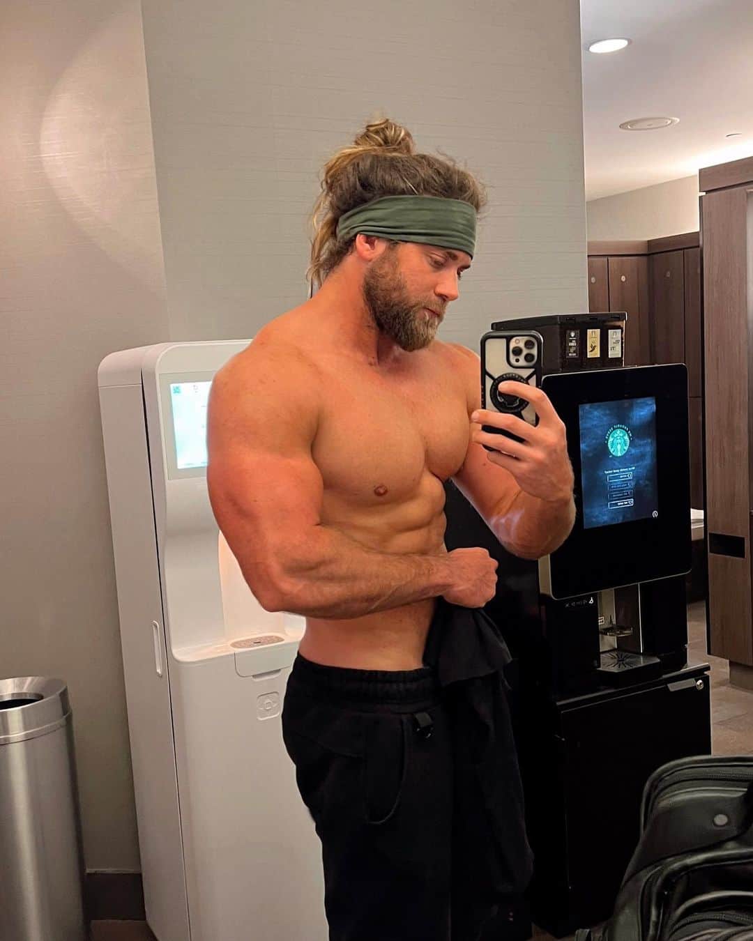 モデル、ブロック・オハーンのインスタグラム：「One word. Discipline. 🛡️   I’m 7 weeks in to a 12 week cut to get me where I want to be and then the real work begins.   I’ve got some very exciting news to share soon! 🙌🏽🙏🏽  Hope you’re all having a great day 🤙🏽」