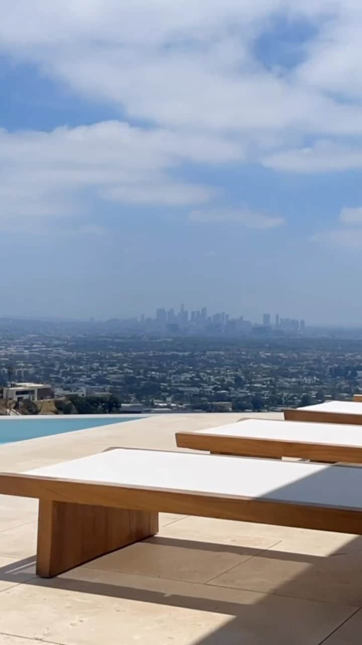 アダム・センのインスタグラム：「Sited on the most prestigious cul-de-sac in the famed Bird Streets, this remarkable modern home designed by Vantage Design Group features the finest finishes, incredible volume, and jetliner views over the Los Angeles basin. A discreet facade leads to the upper level via a skylit foyer framing the perfect entry to a dramatic living space. Disappearing walls of glass create an idyllic indoor/outdoor entertainment area with panoramic views.  Tanager Way | SP $25,000,000  Just Sold By: Represented Seller @rayniromitowilliams @williamsandwilliams @thebeverlyhillsestates @plusrealestategroup  #architecture #home #design #interiordesign #realestate」